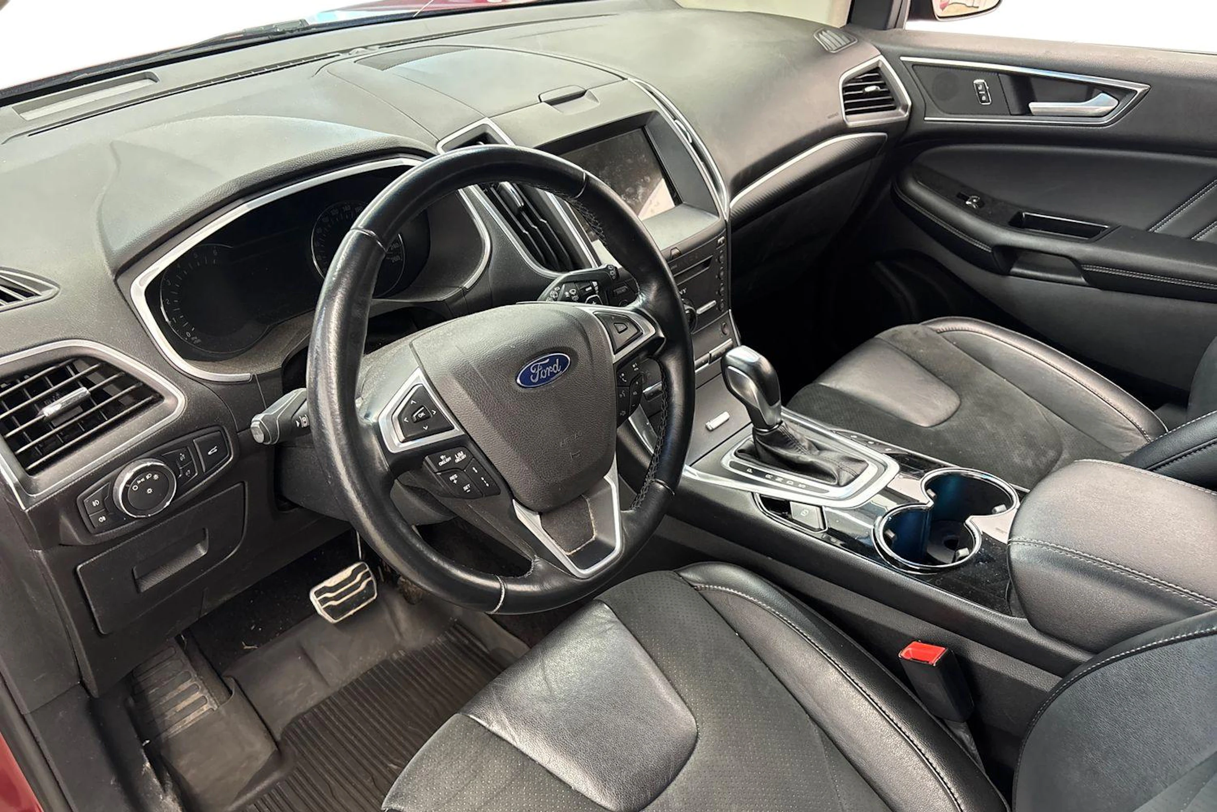Punainen Ford Edge 2016 kuva 6.