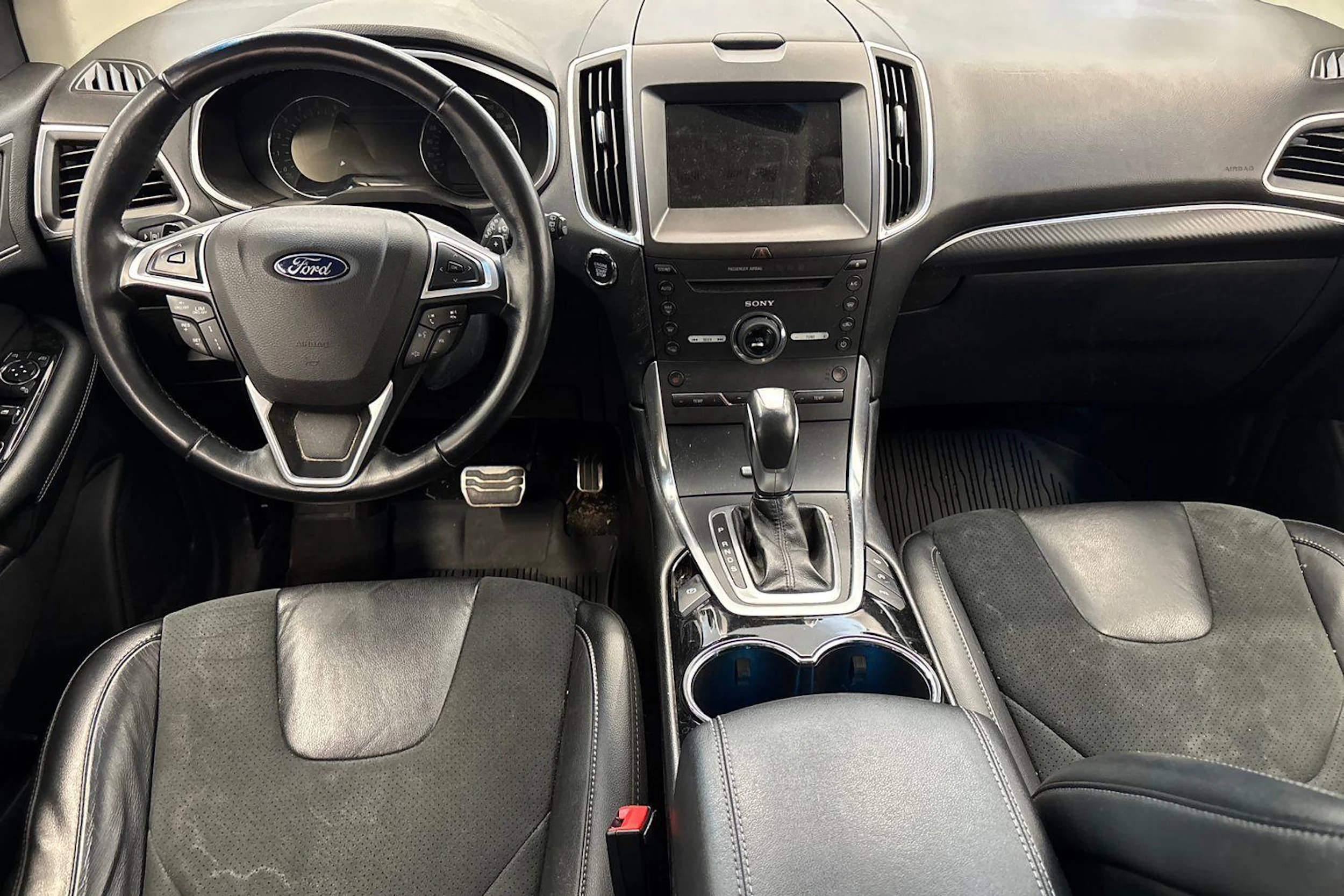 Punainen Ford Edge 2016 kuva 7.