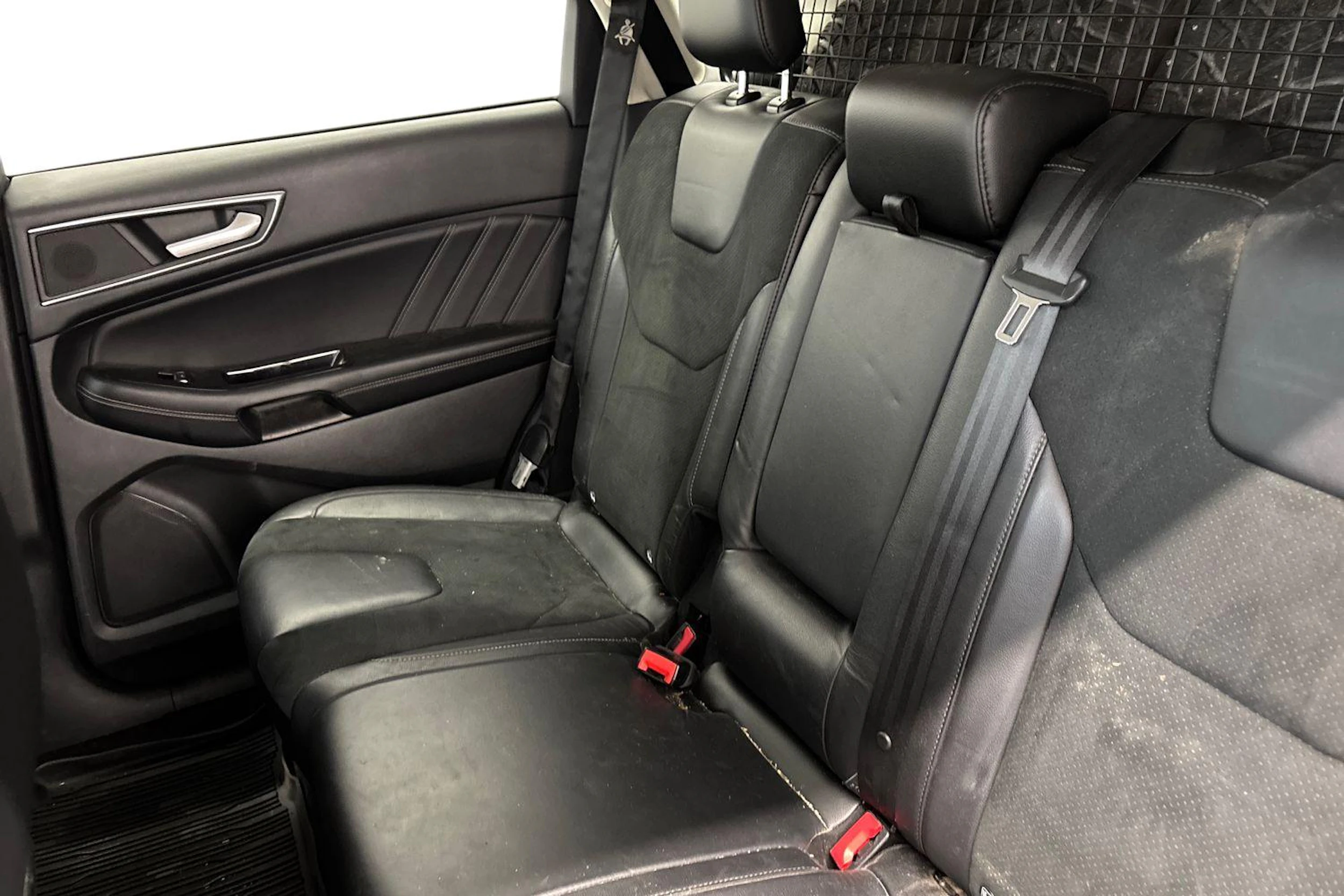 Punainen Ford Edge 2016 kuva 8.