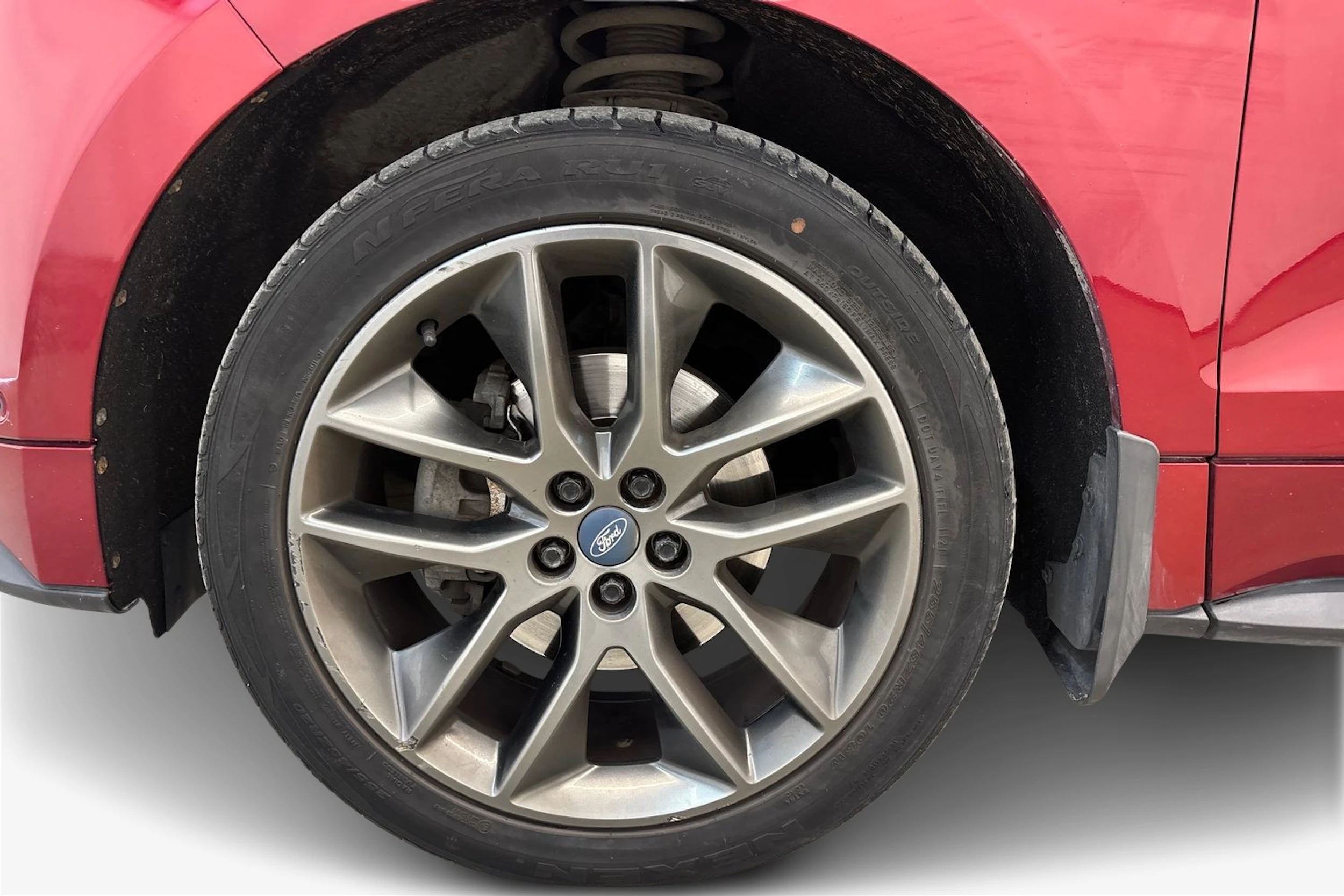 Punainen Ford Edge 2016 kuva 9.