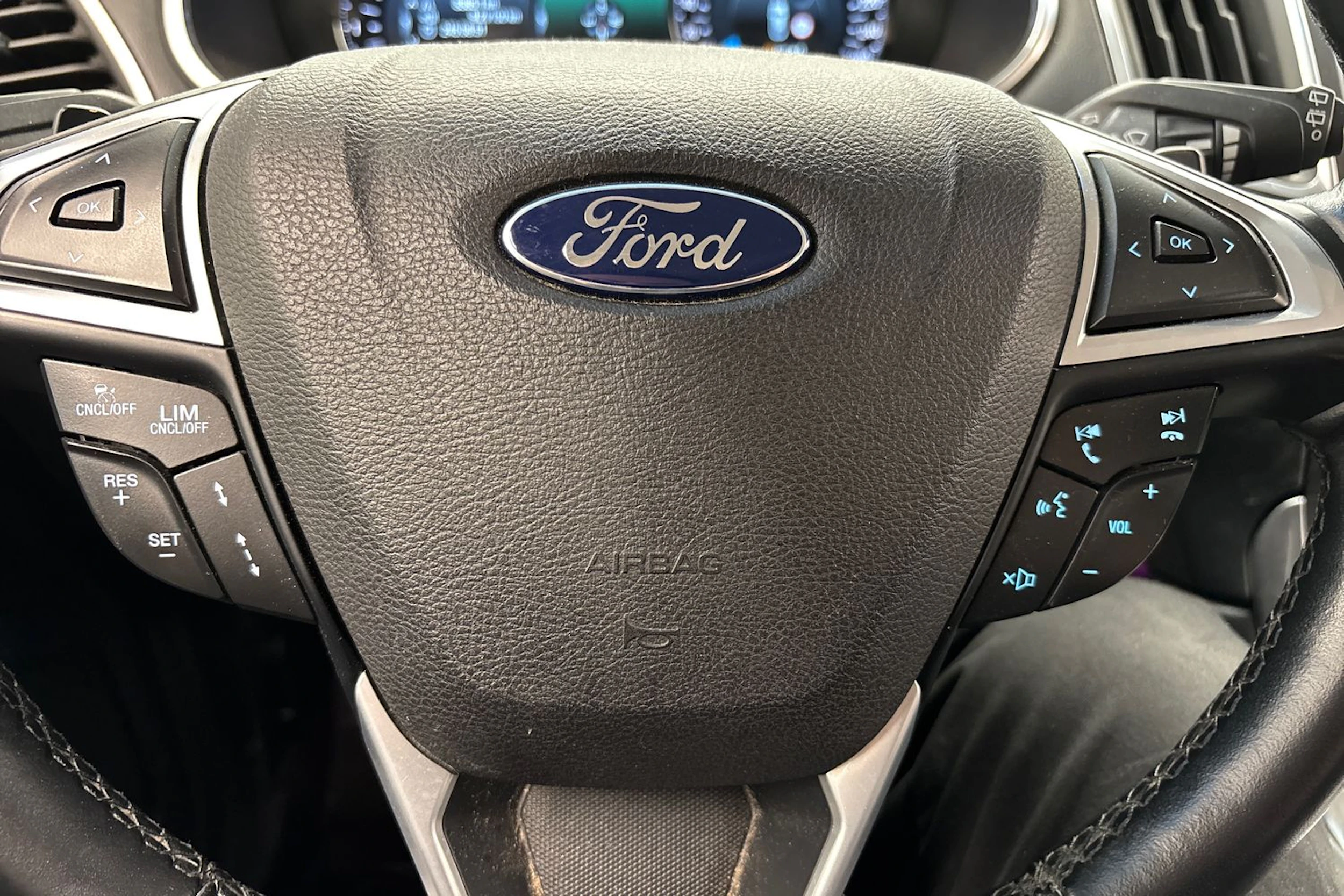 Punainen Ford Edge 2016 kuva 27.