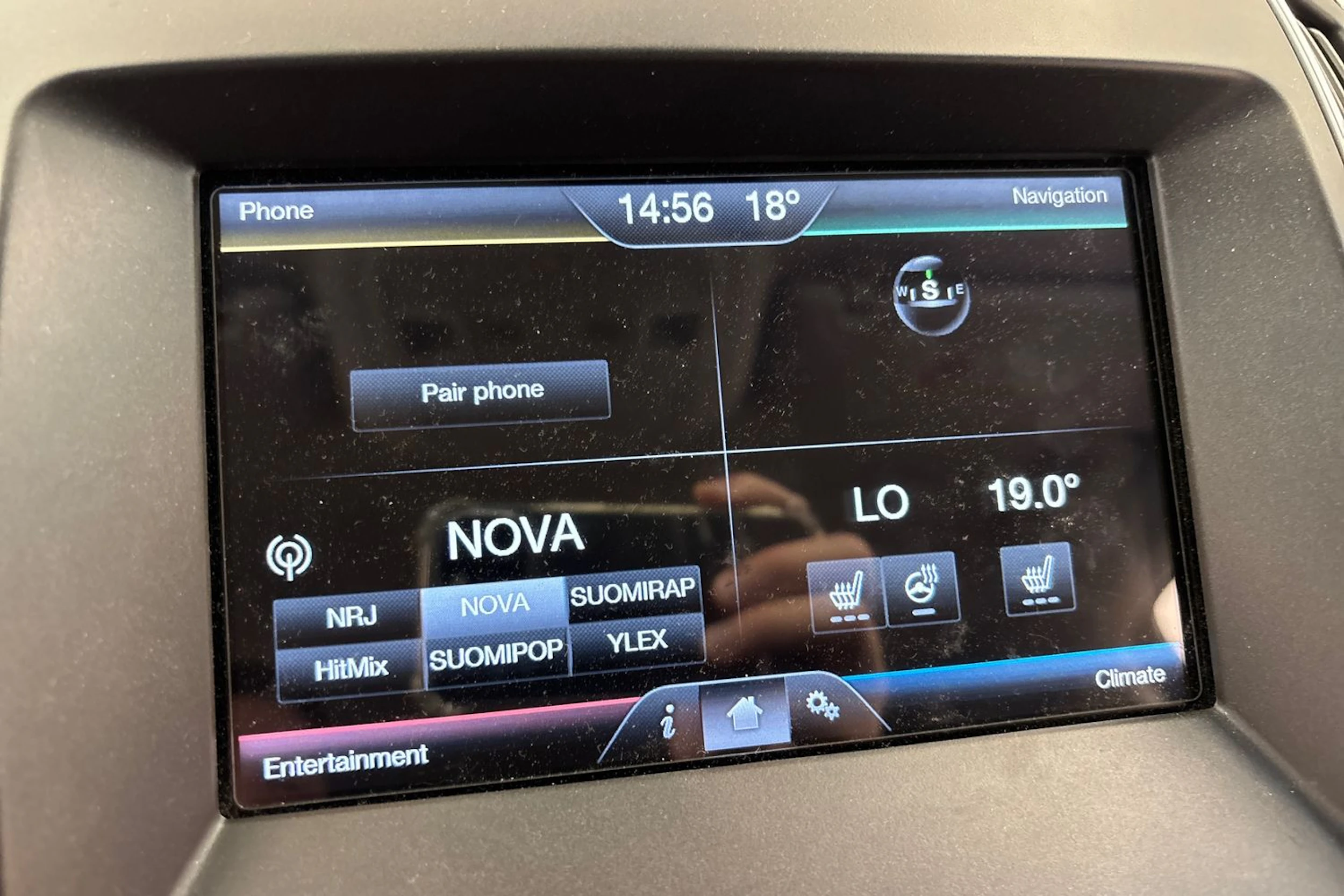 Punainen Ford Edge 2016 kuva 32.