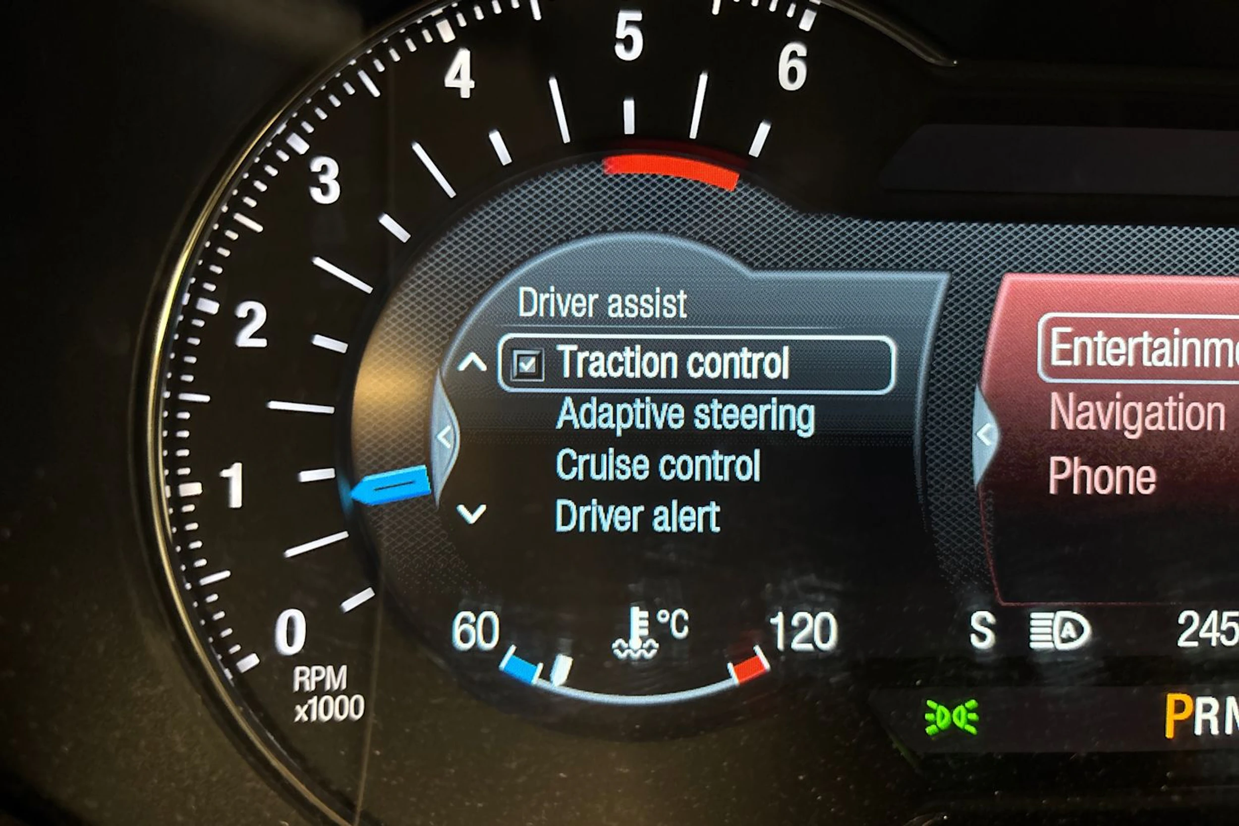 Punainen Ford Edge 2016 kuva 36.