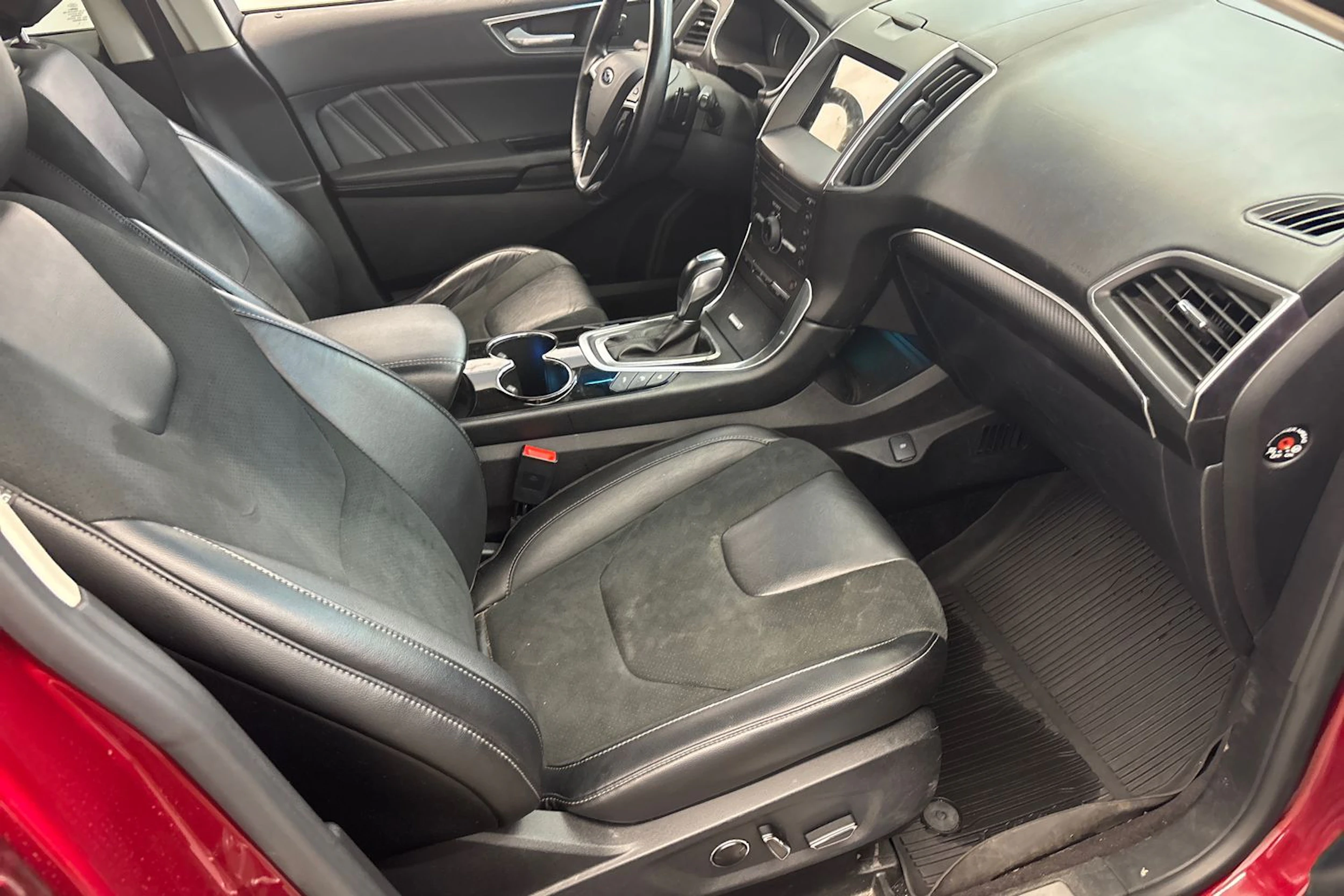 Punainen Ford Edge 2016 kuva 39.