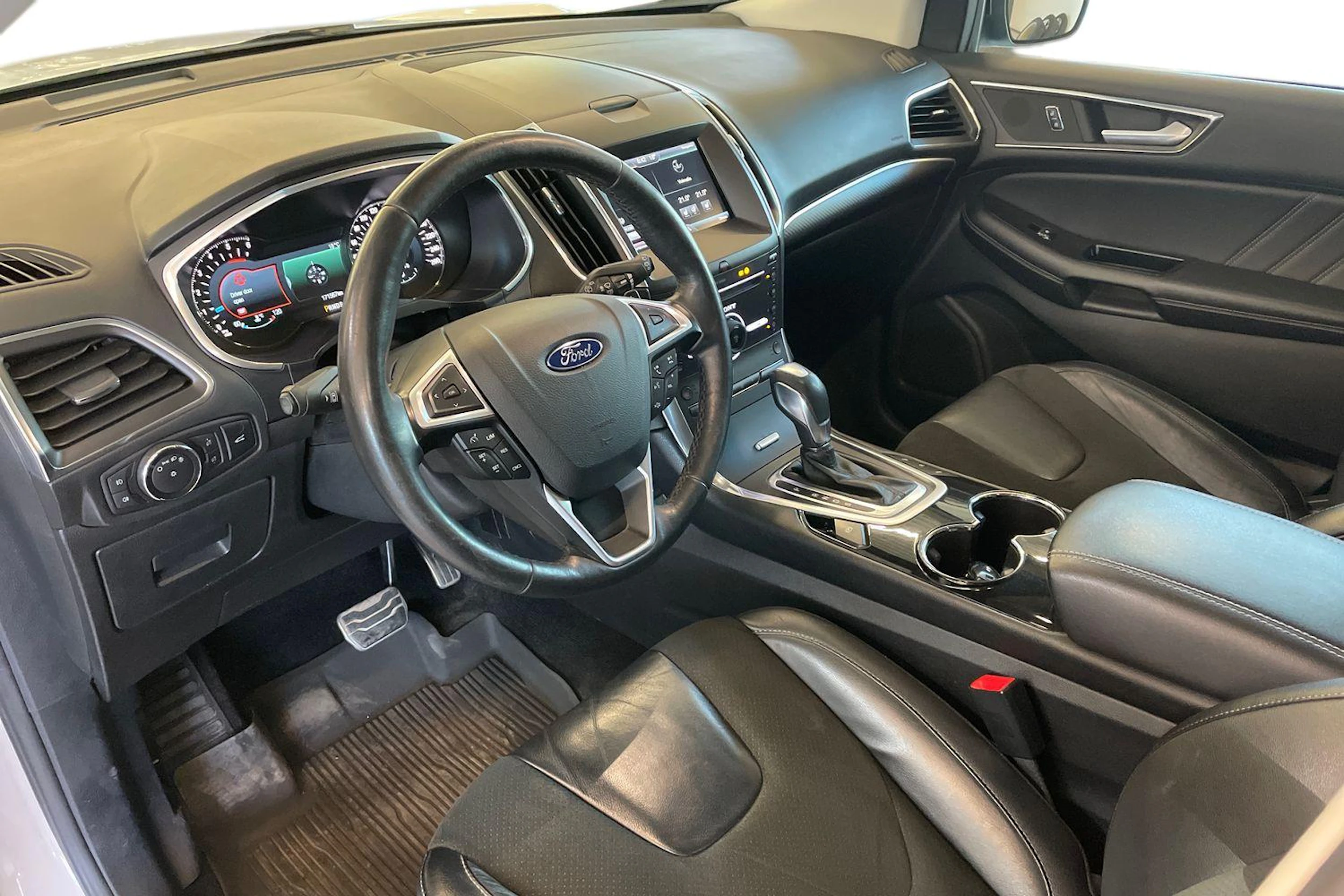 valkoinen Ford Edge 2016 kuva 6.