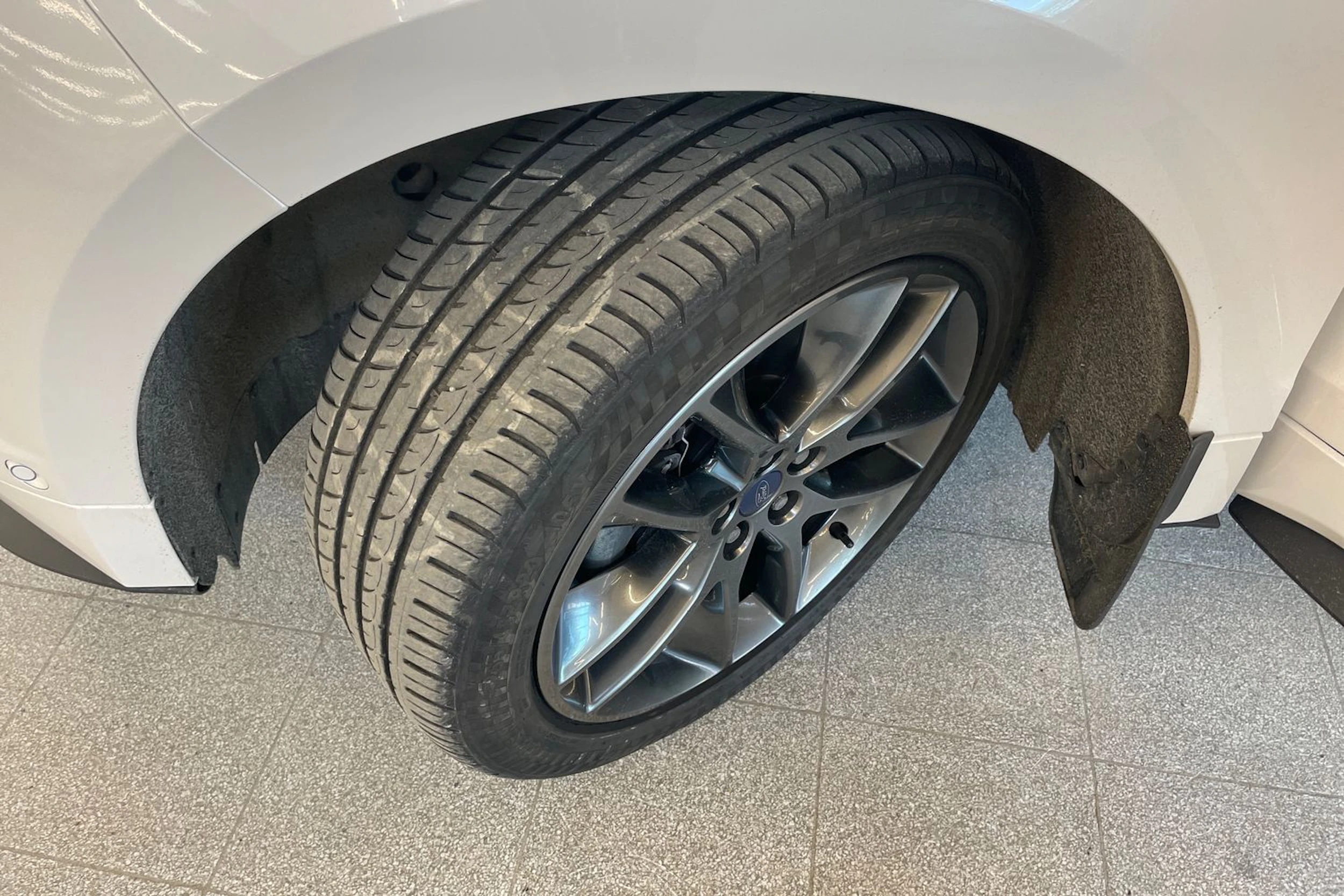 valkoinen Ford Edge 2016 kuva 10.