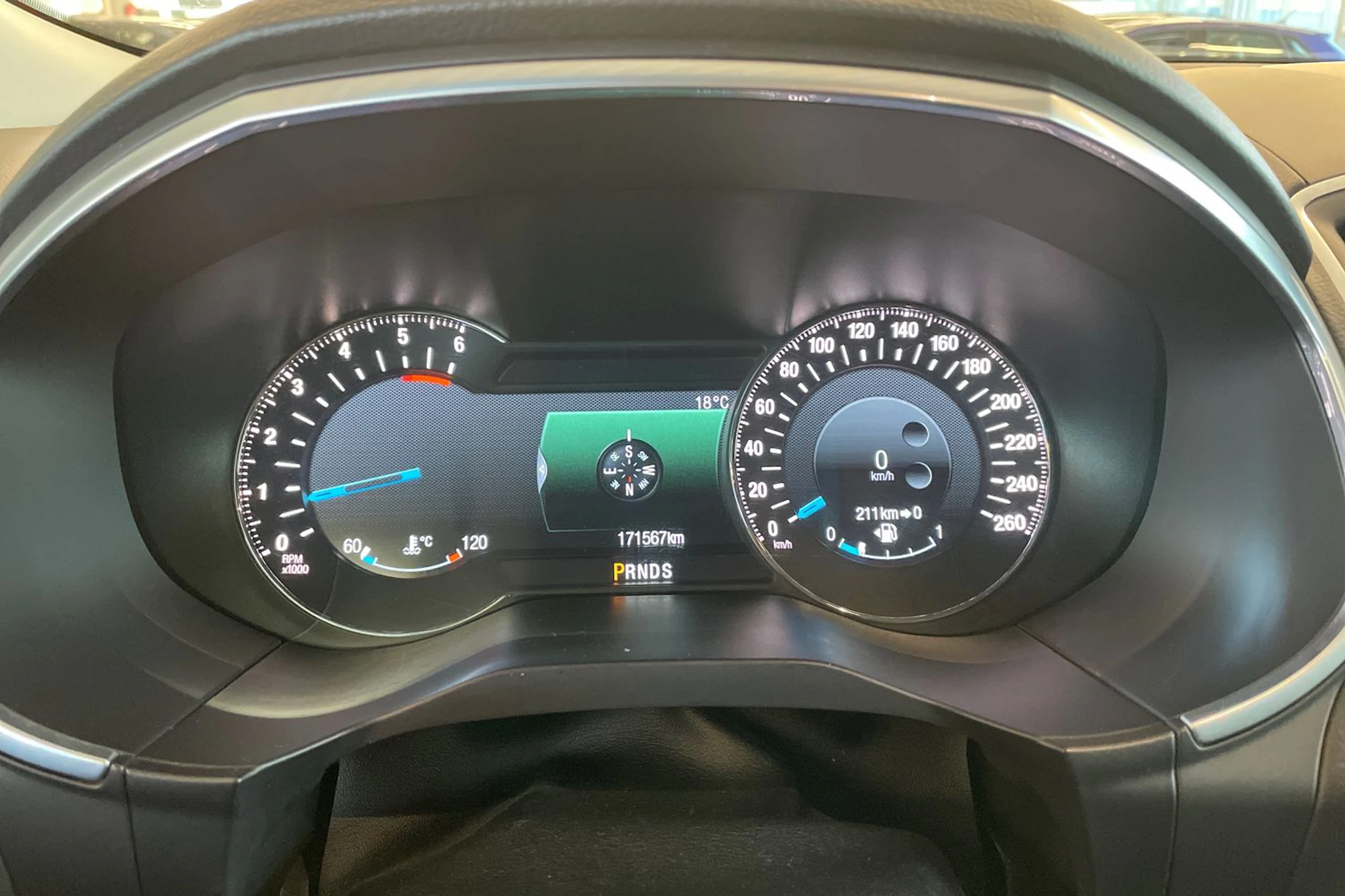 valkoinen Ford Edge 2016 kuva 11.