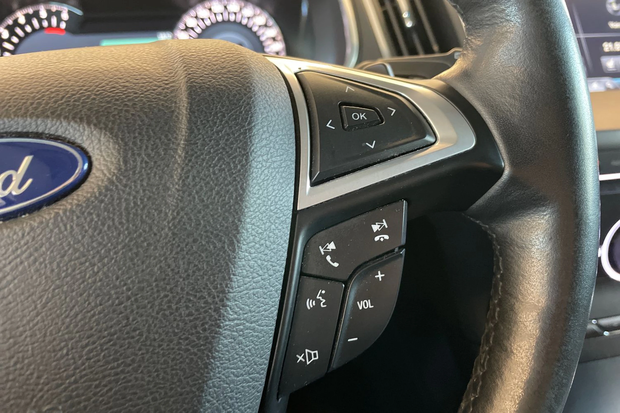 valkoinen Ford Edge 2016 kuva 12.