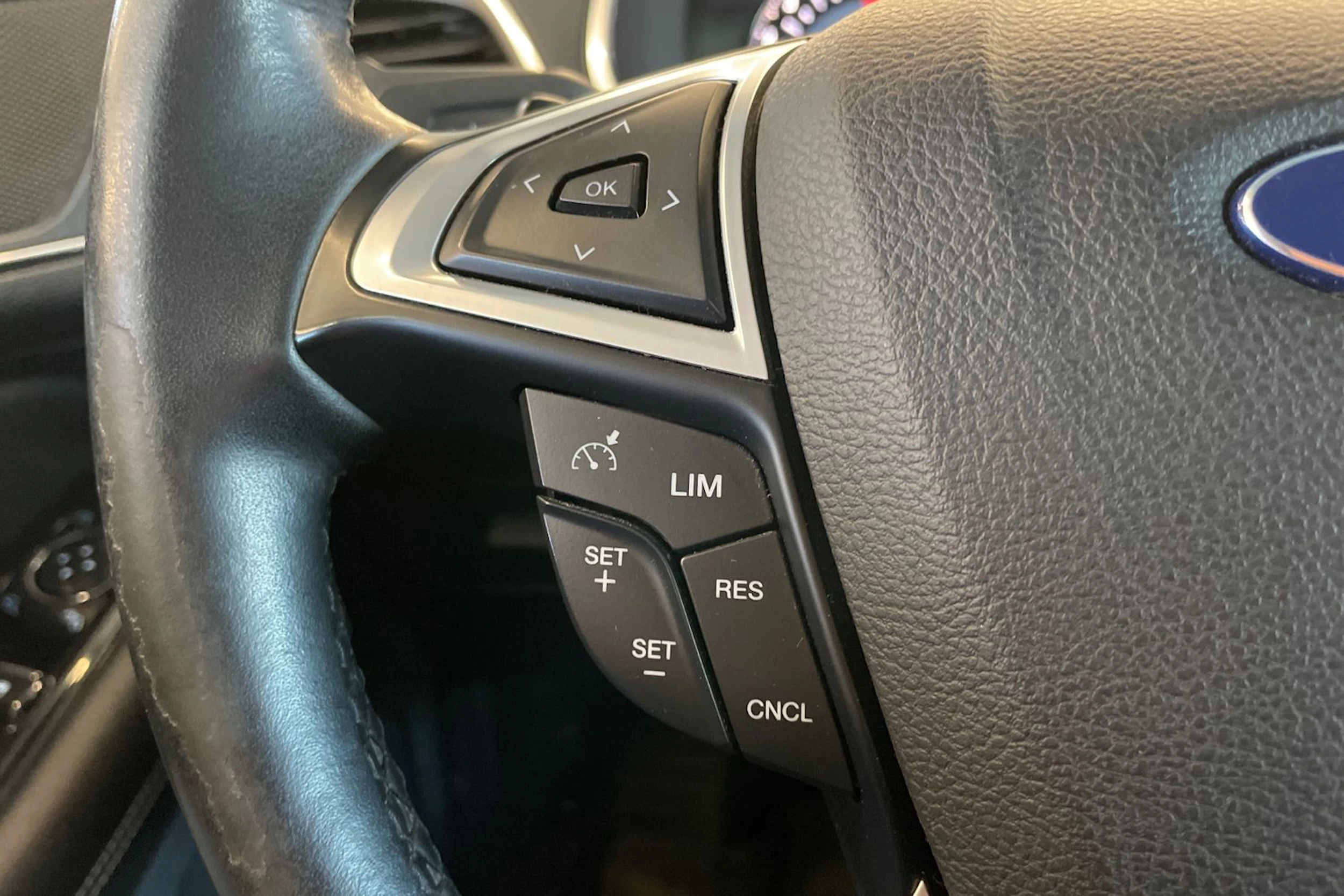 valkoinen Ford Edge 2016 kuva 13.