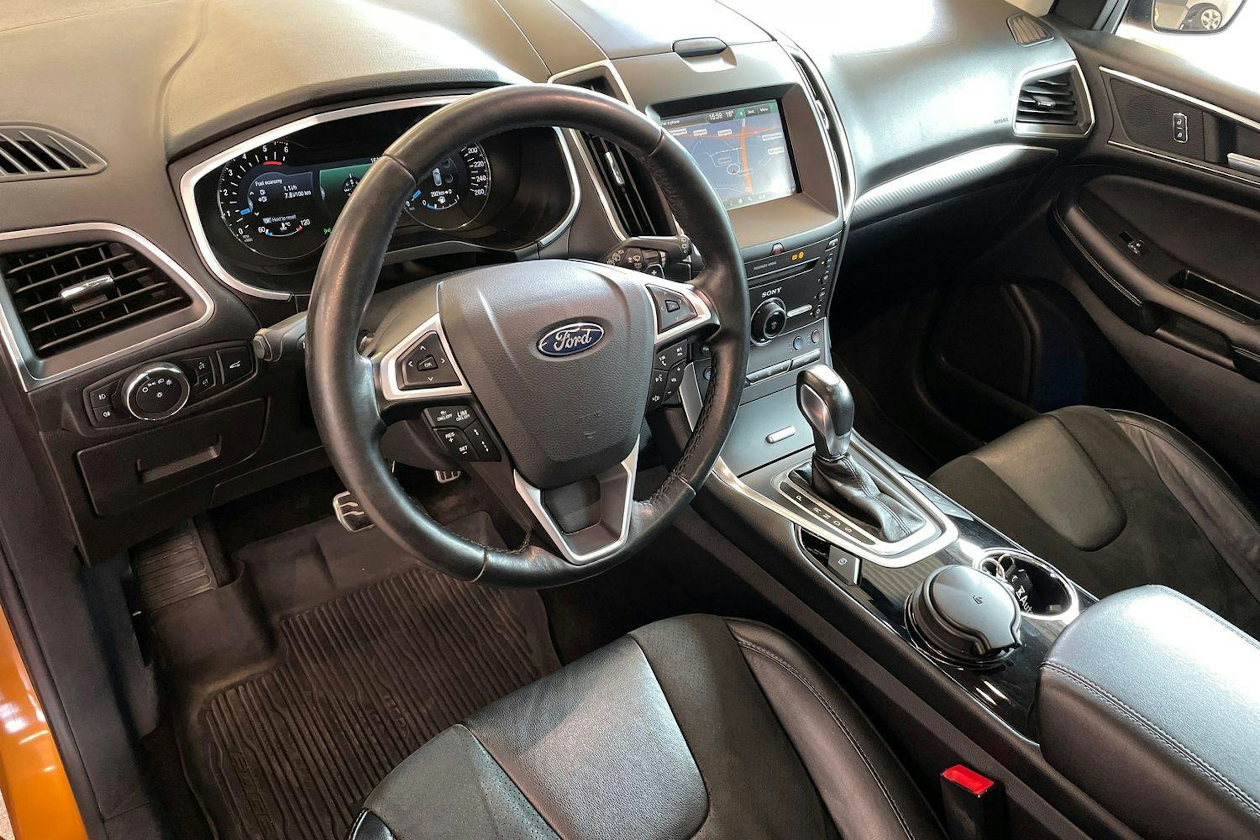 Oranssi Ford Edge 2016 kuva 7.