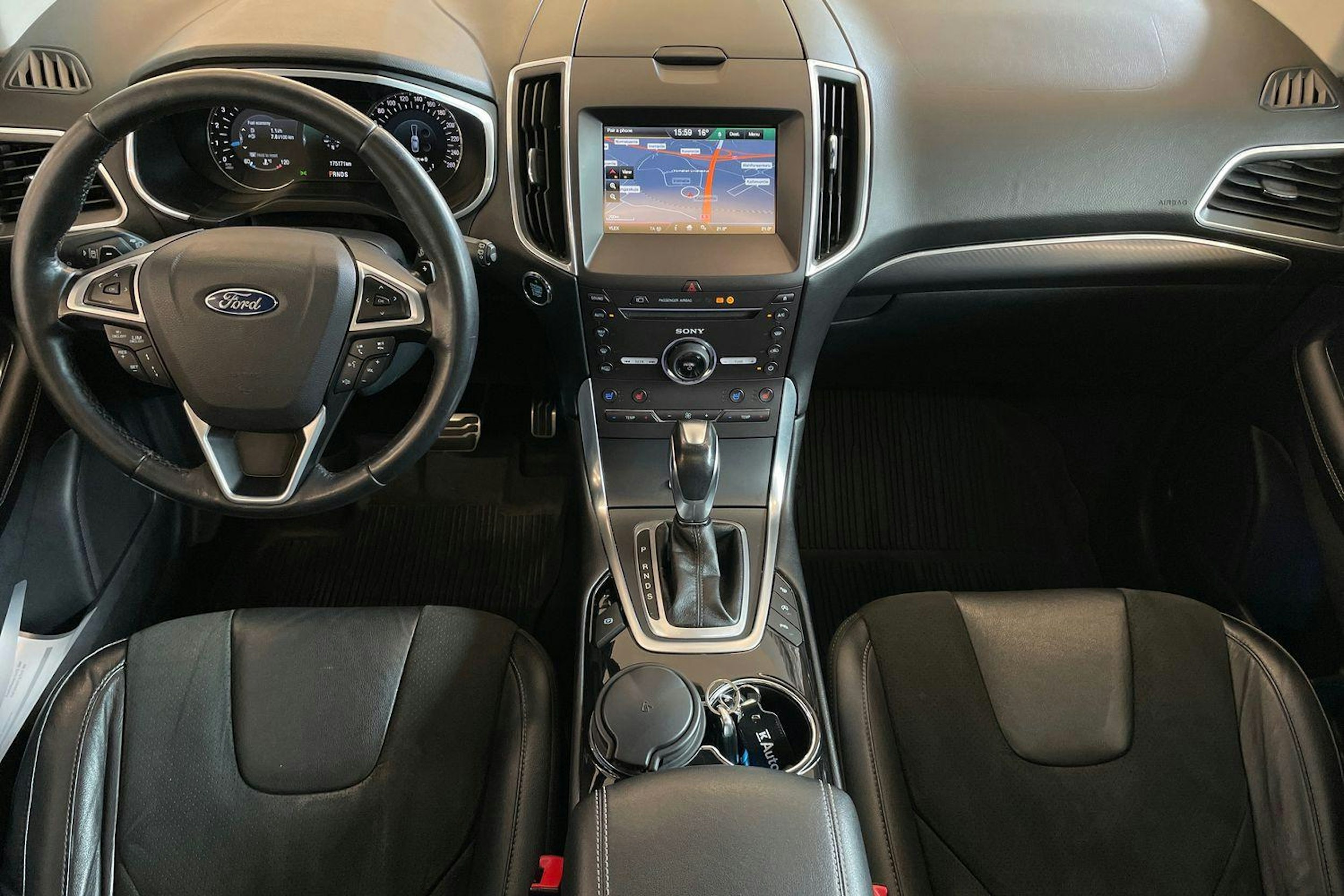 Oranssi Ford Edge 2016 kuva 9.