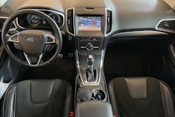 Oranssi Ford Edge 2016 kuva 9.
