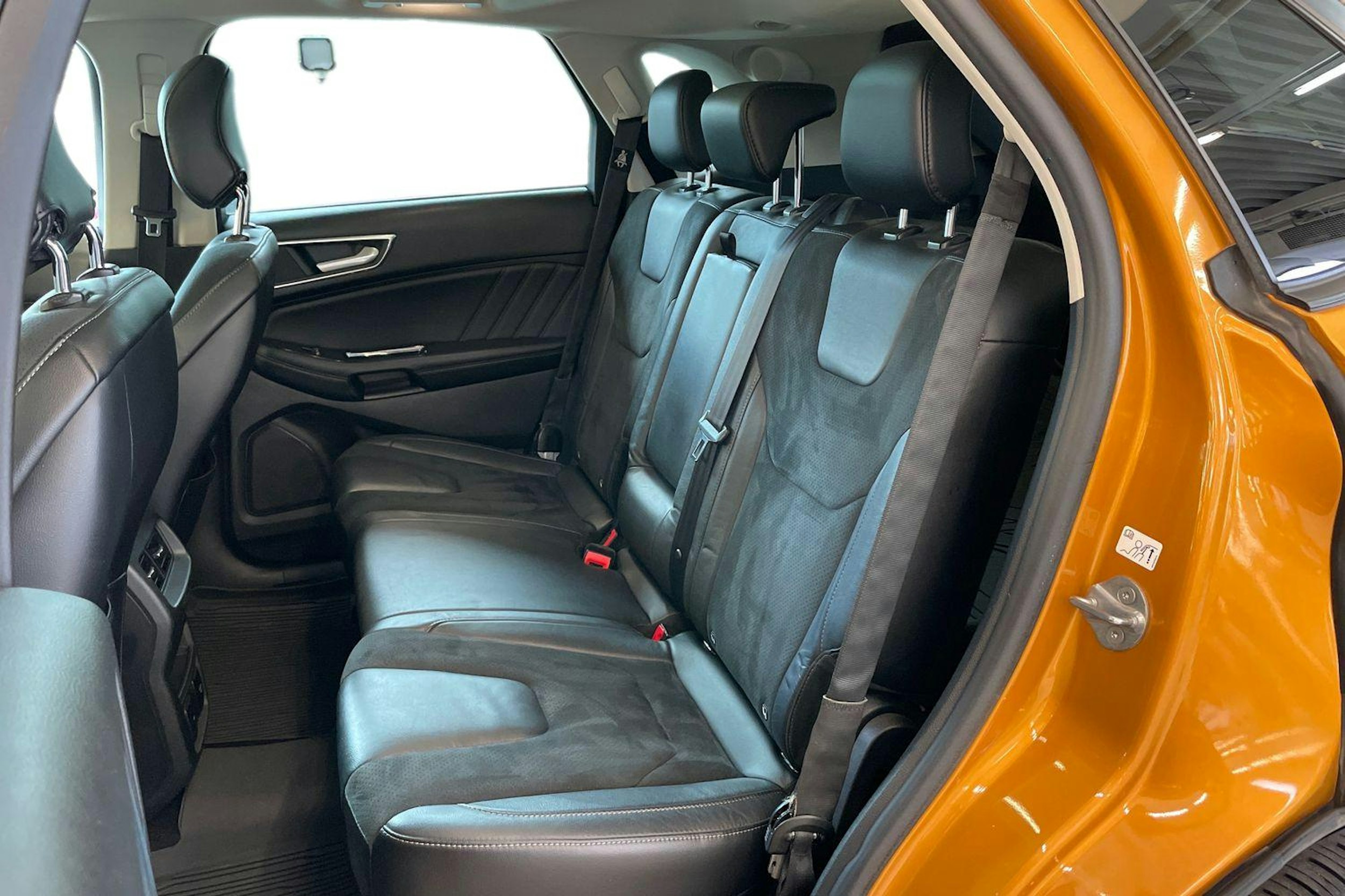 Oranssi Ford Edge 2016 kuva 10.