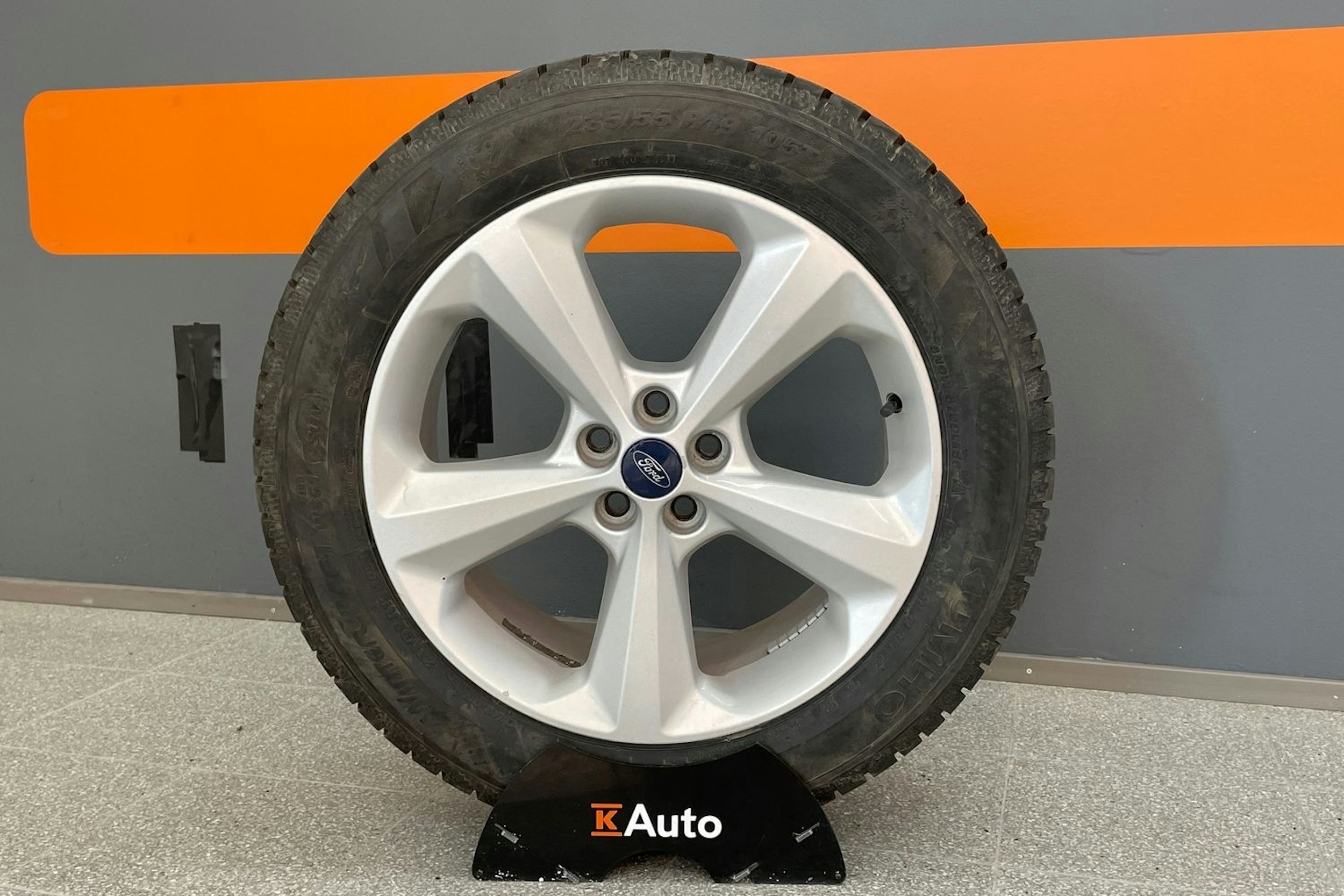 Oranssi Ford Edge 2016 kuva 13.