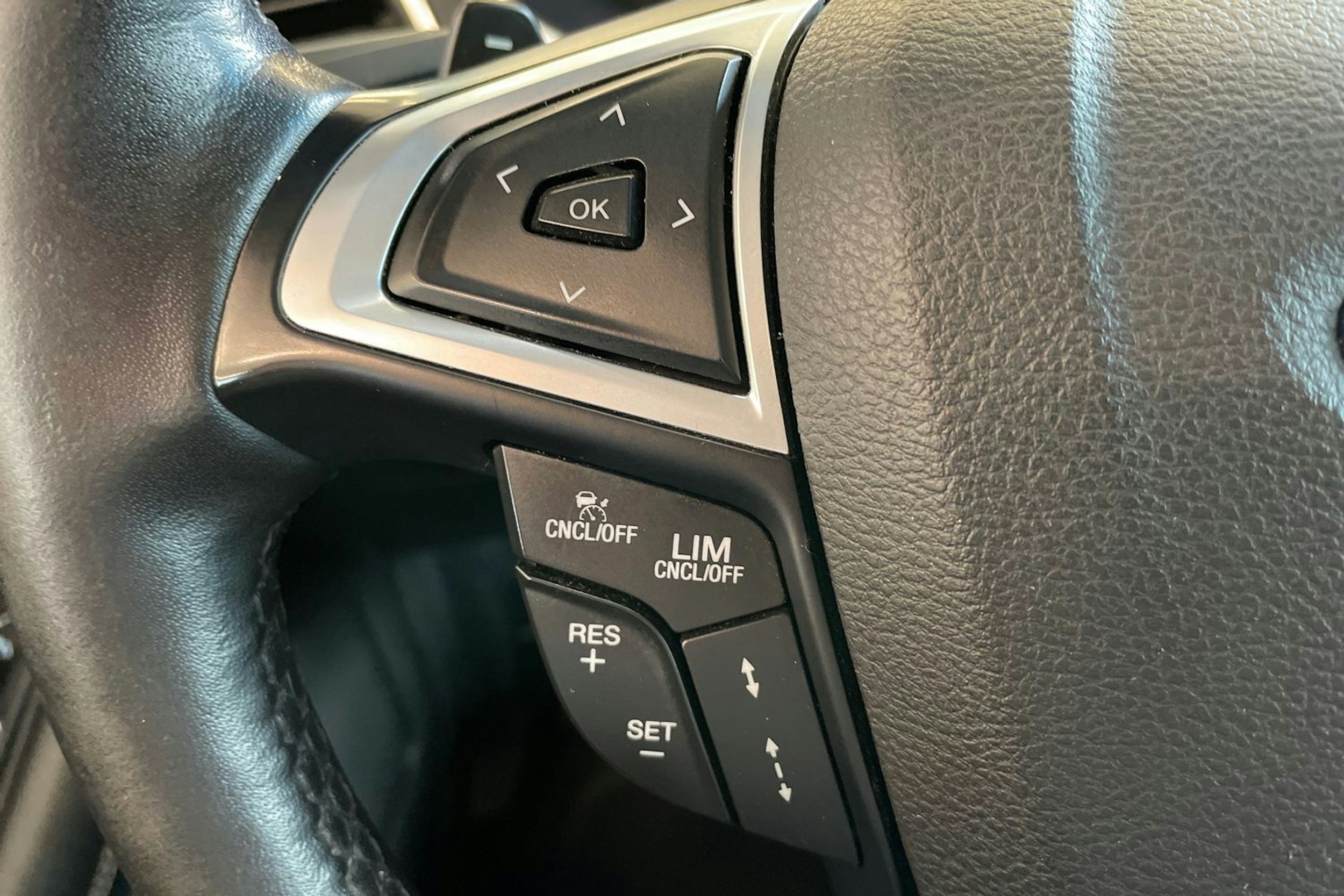Oranssi Ford Edge 2016 kuva 17.