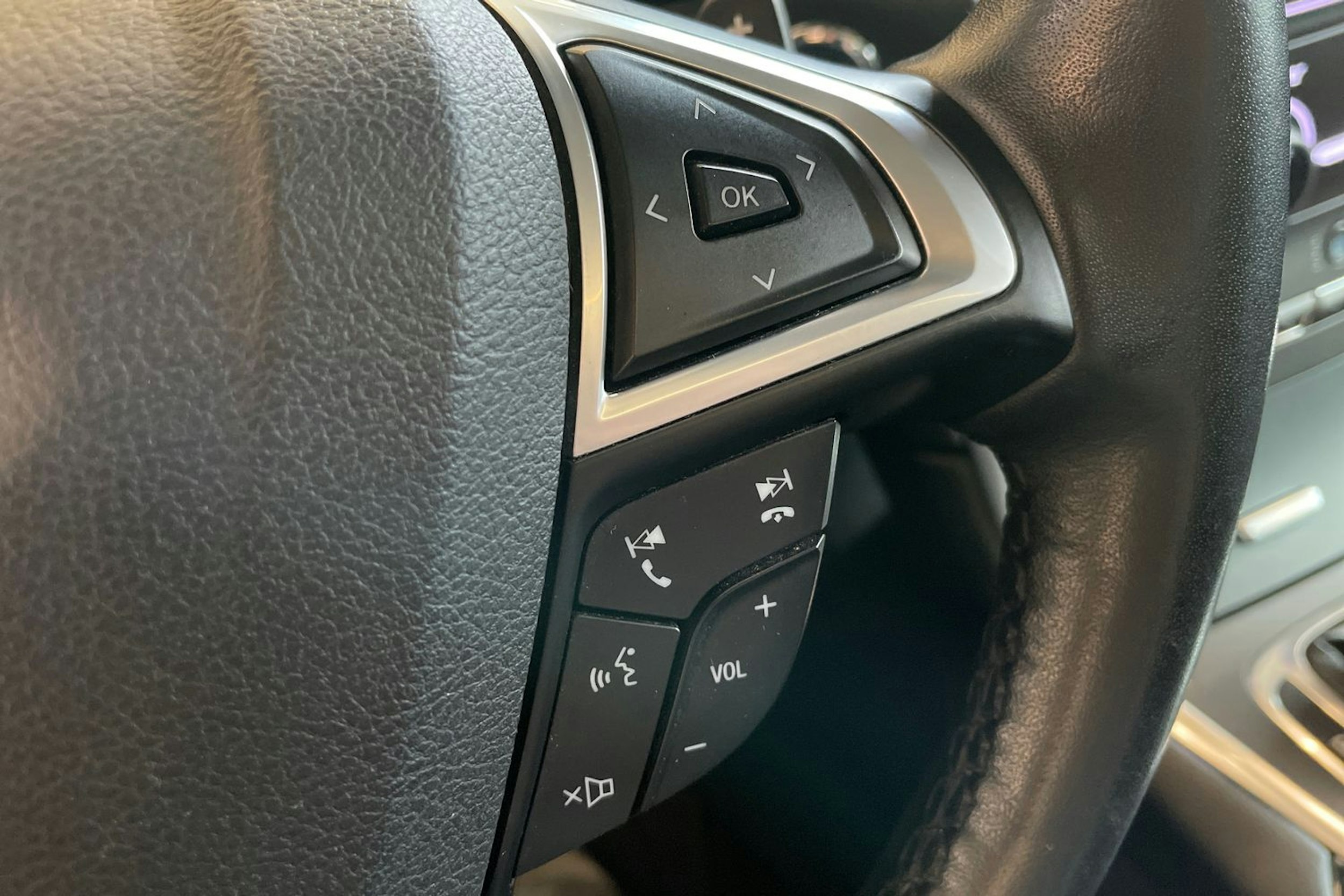 Oranssi Ford Edge 2016 kuva 19.