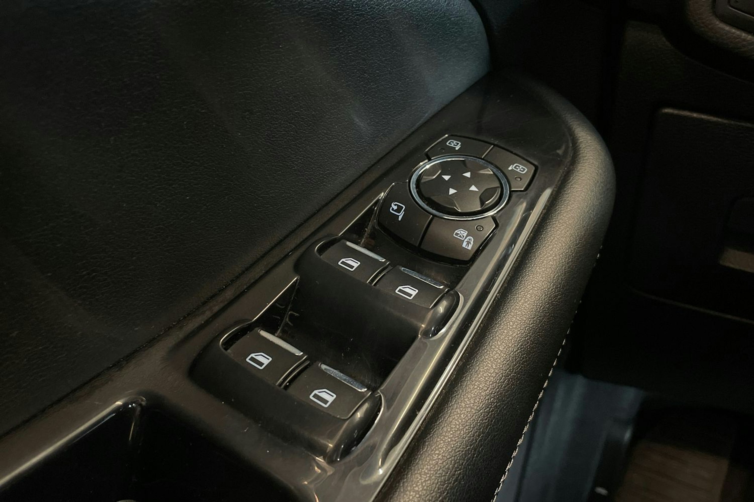 Oranssi Ford Edge 2016 kuva 21.