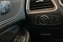 Oranssi Ford Edge 2016 kuva 22.
