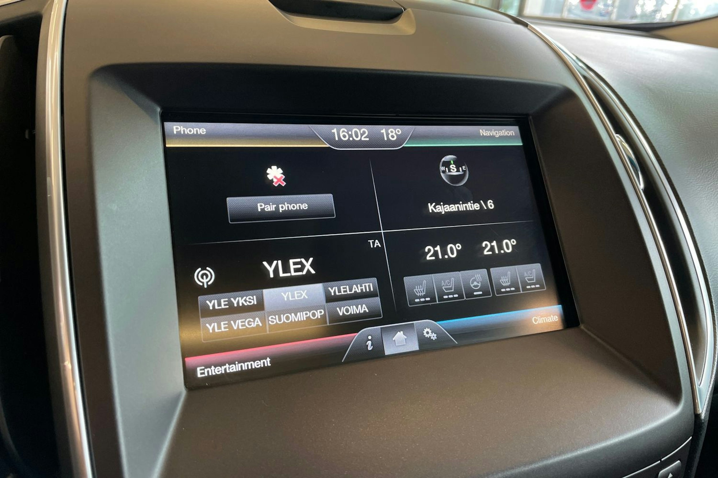 Oranssi Ford Edge 2016 kuva 25.