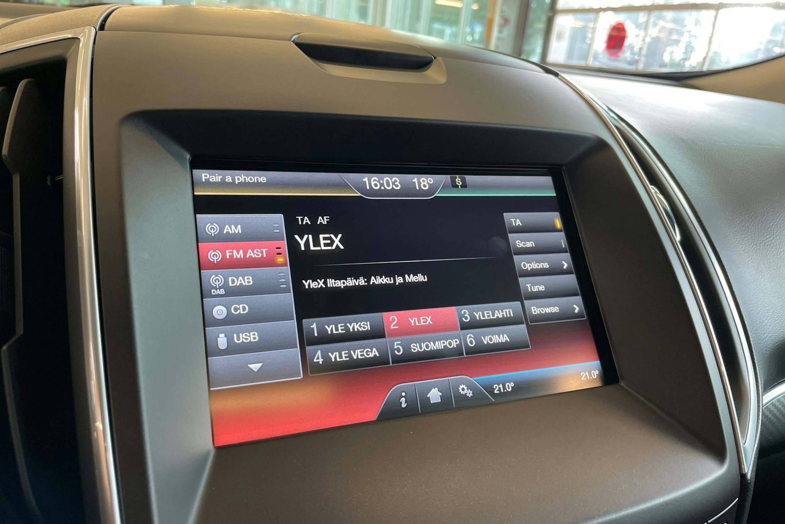 Oranssi Ford Edge 2016 kuva 28.