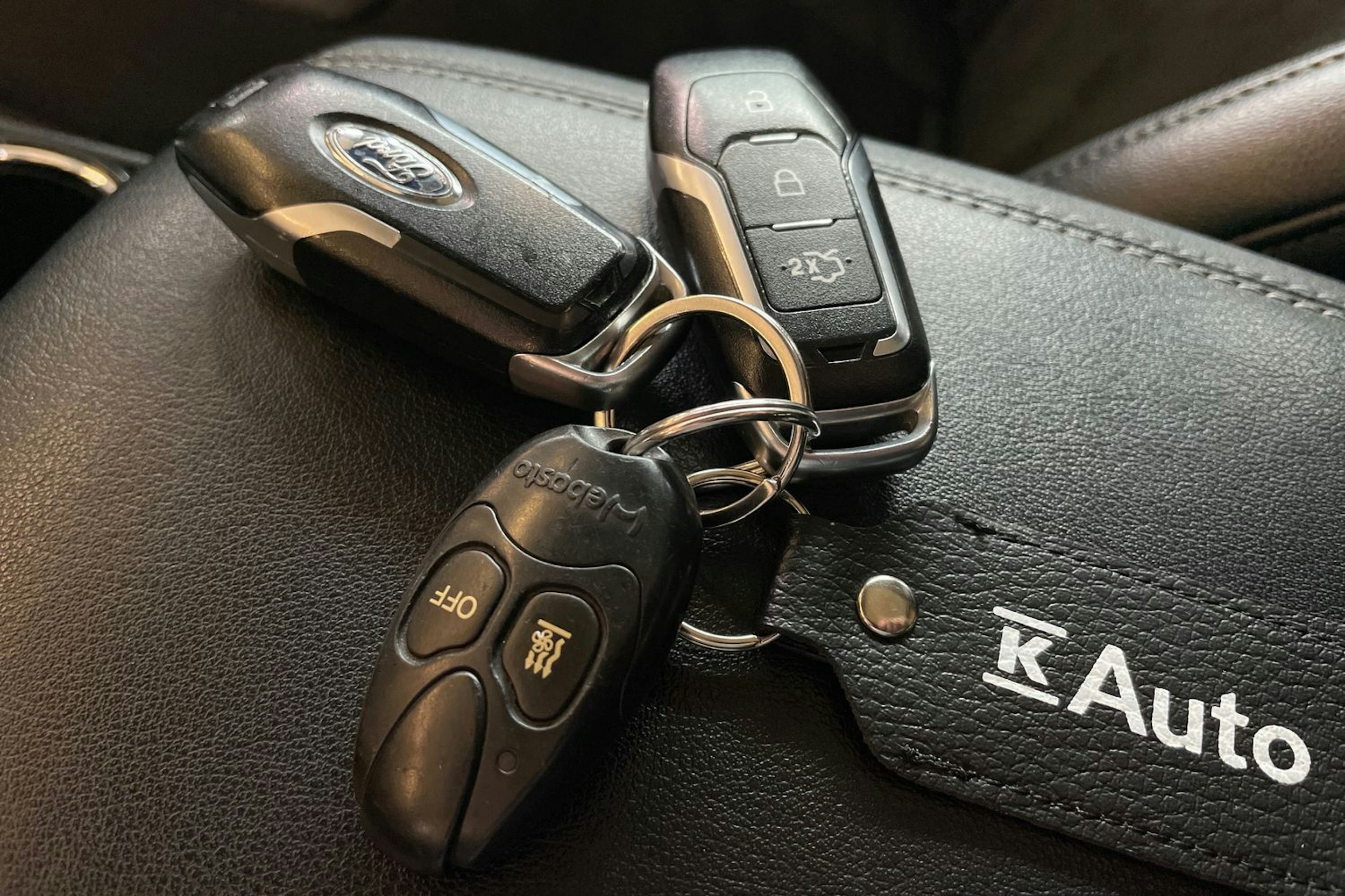 Oranssi Ford Edge 2016 kuva 29.