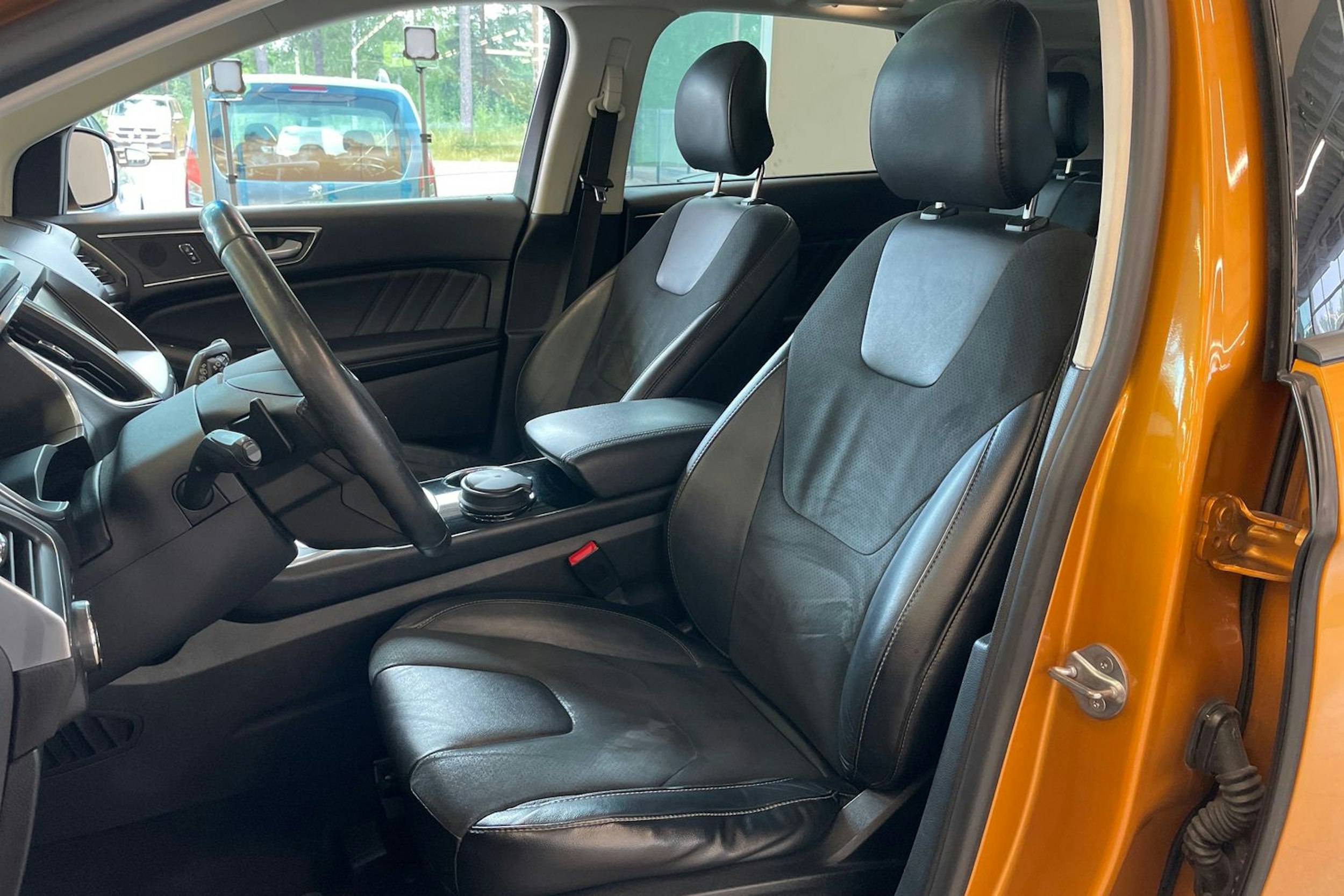 Oranssi Ford Edge 2016 kuva 32.