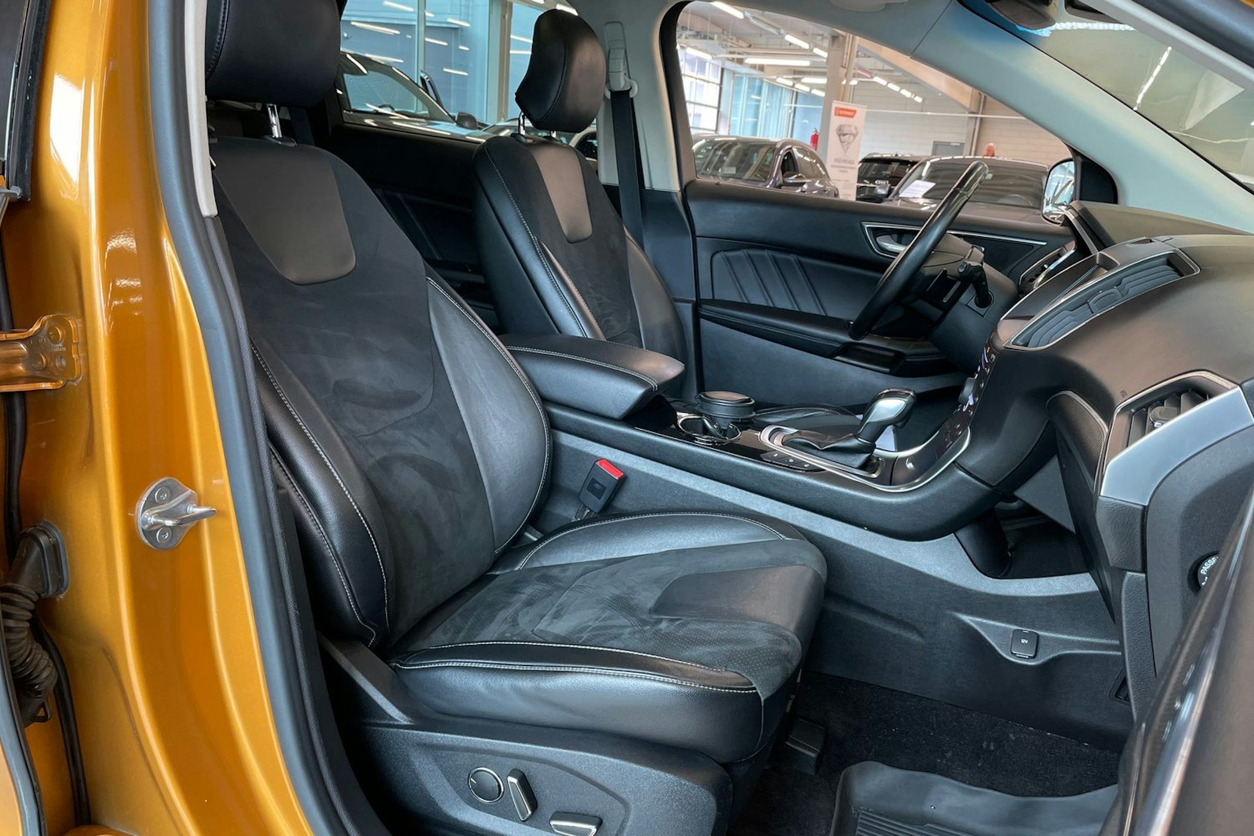 Oranssi Ford Edge 2016 kuva 34.