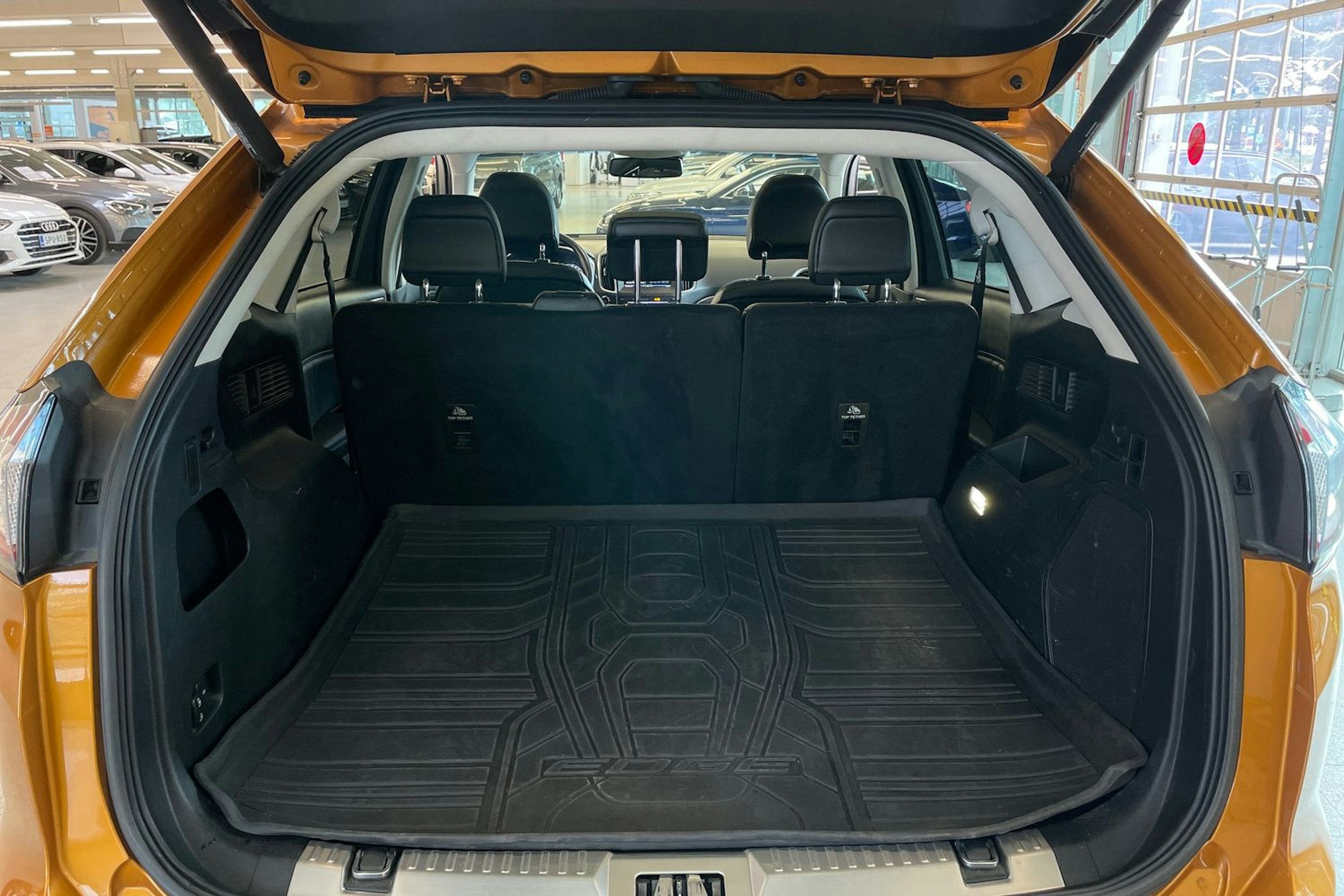 Oranssi Ford Edge 2016 kuva 36.