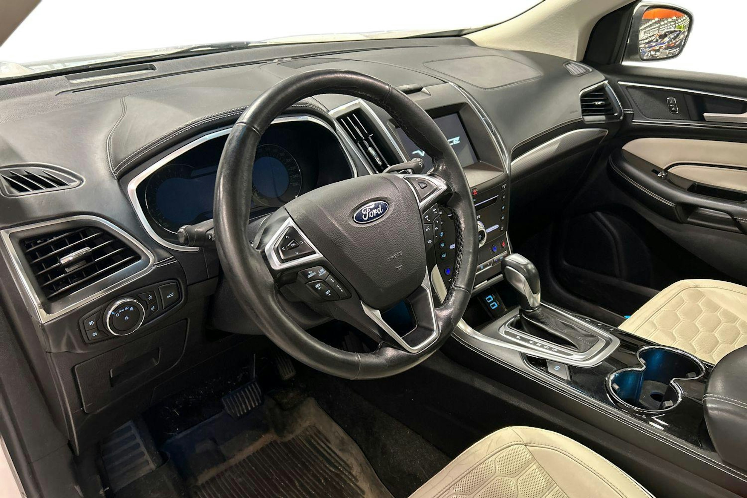 valkoinen Ford Edge 2017 kuva 3.