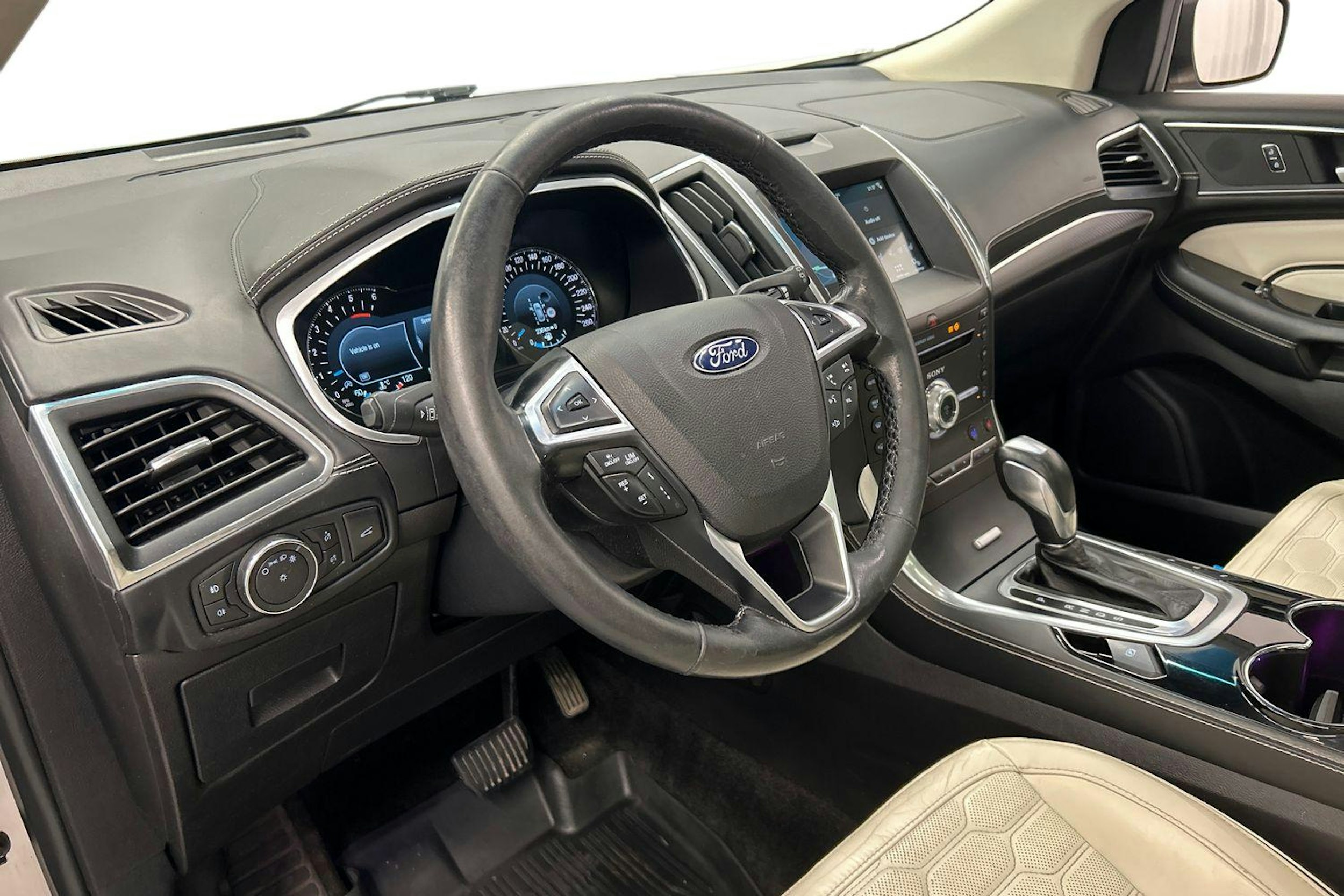 valkoinen Ford Edge 2017 kuva 6.