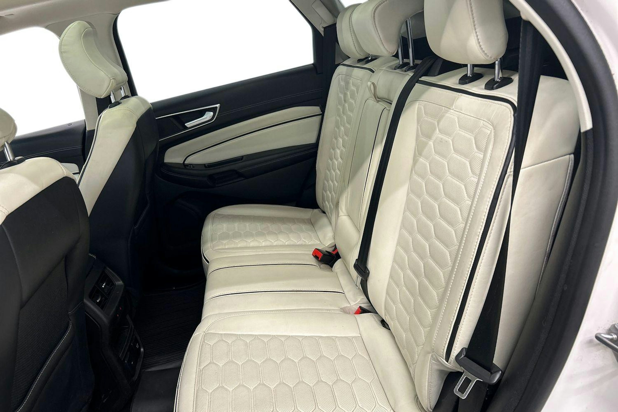 valkoinen Ford Edge 2017 kuva 8.