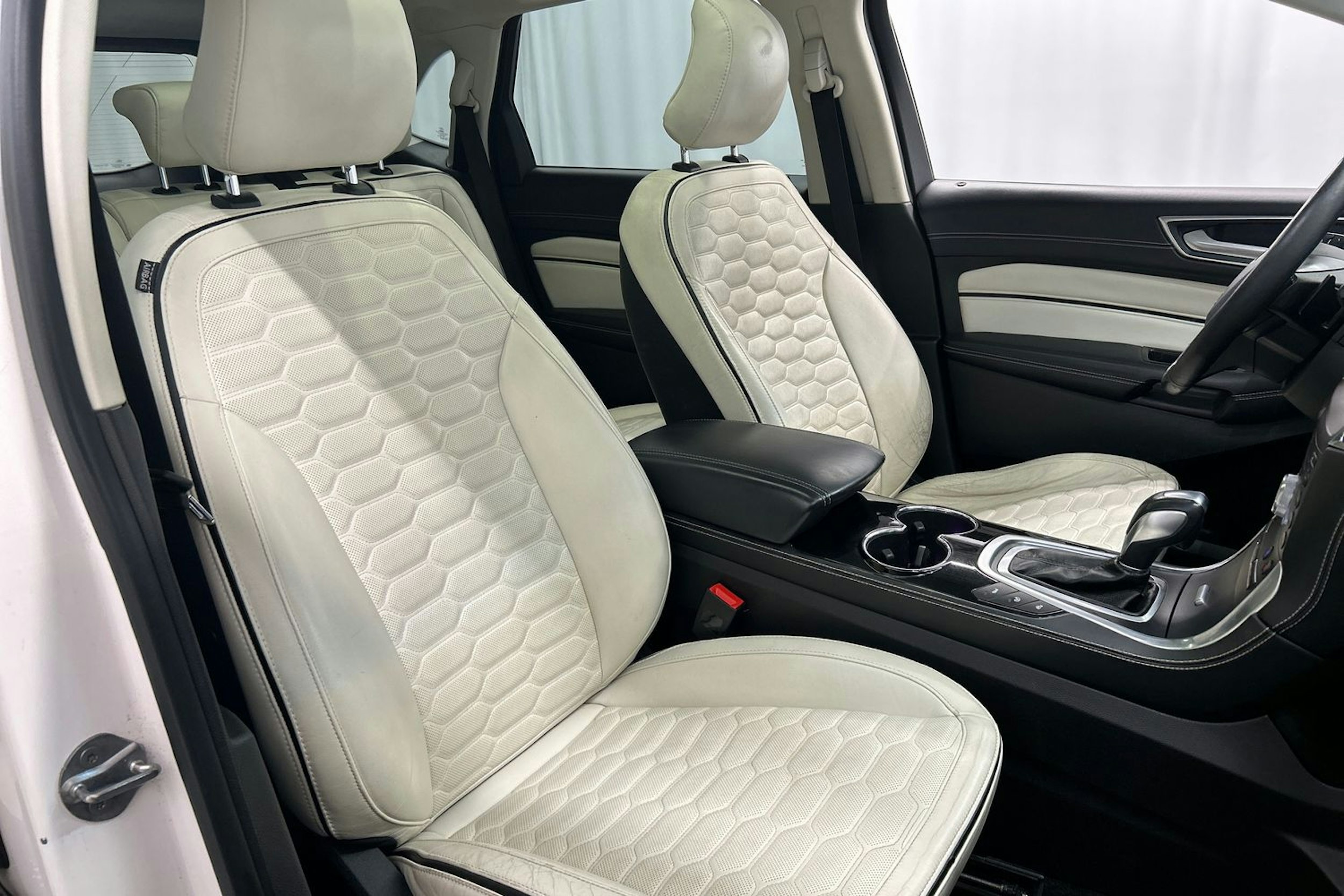 valkoinen Ford Edge 2017 kuva 11.
