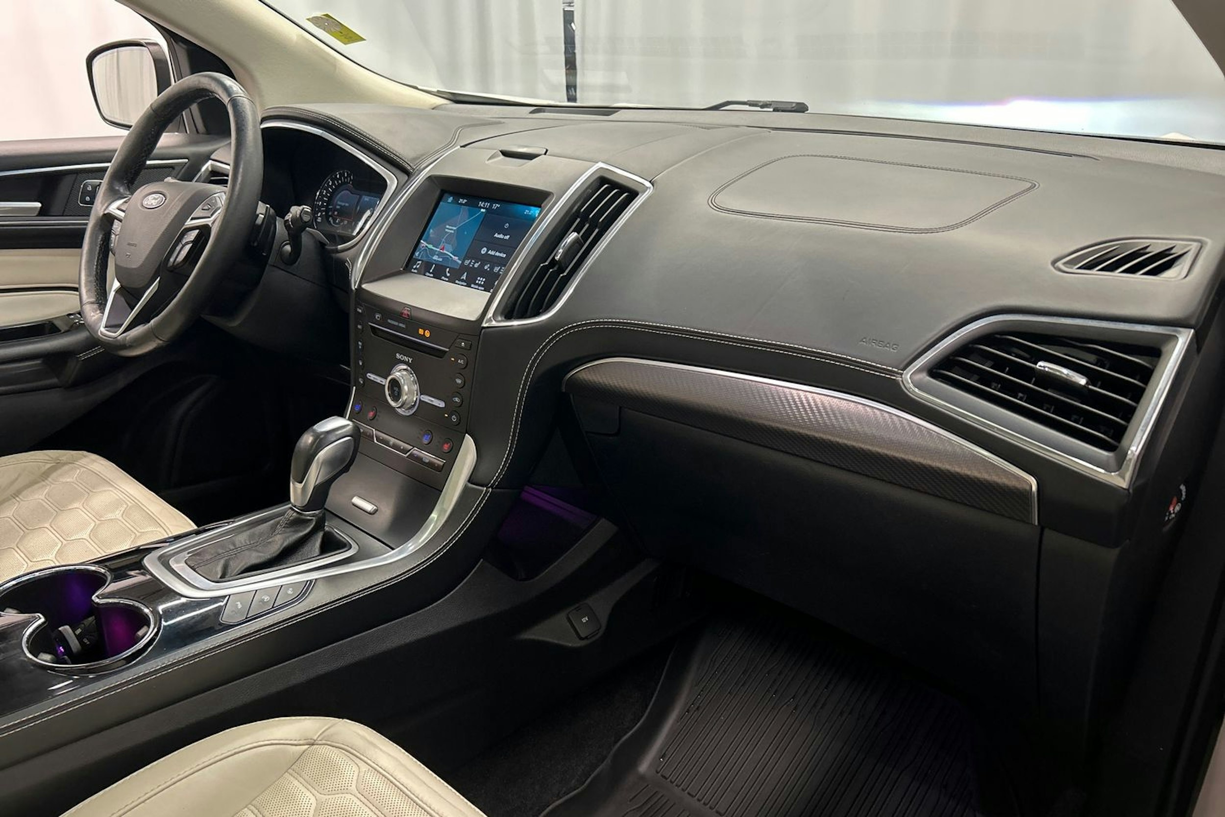 valkoinen Ford Edge 2017 kuva 12.