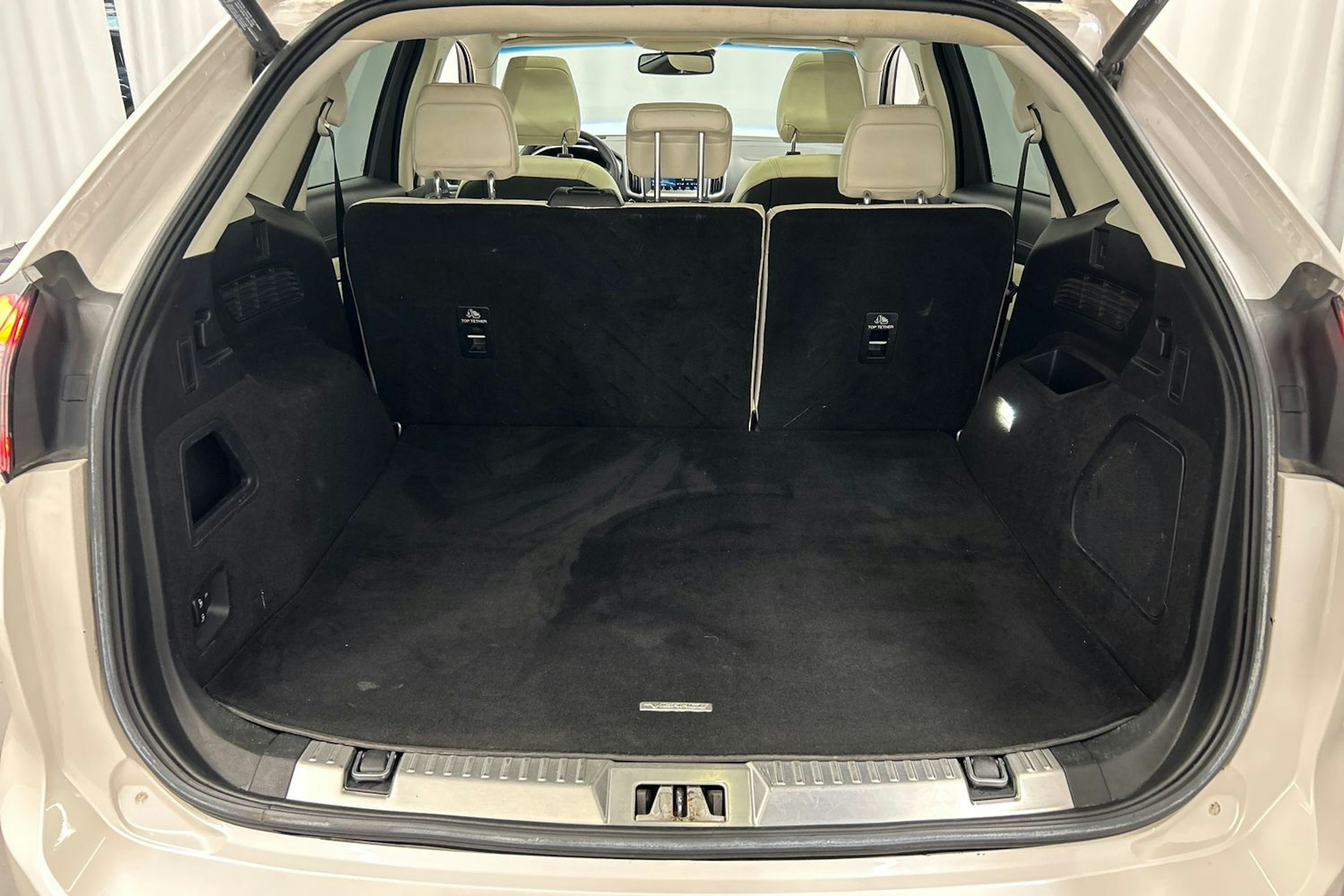 valkoinen Ford Edge 2017 kuva 13.