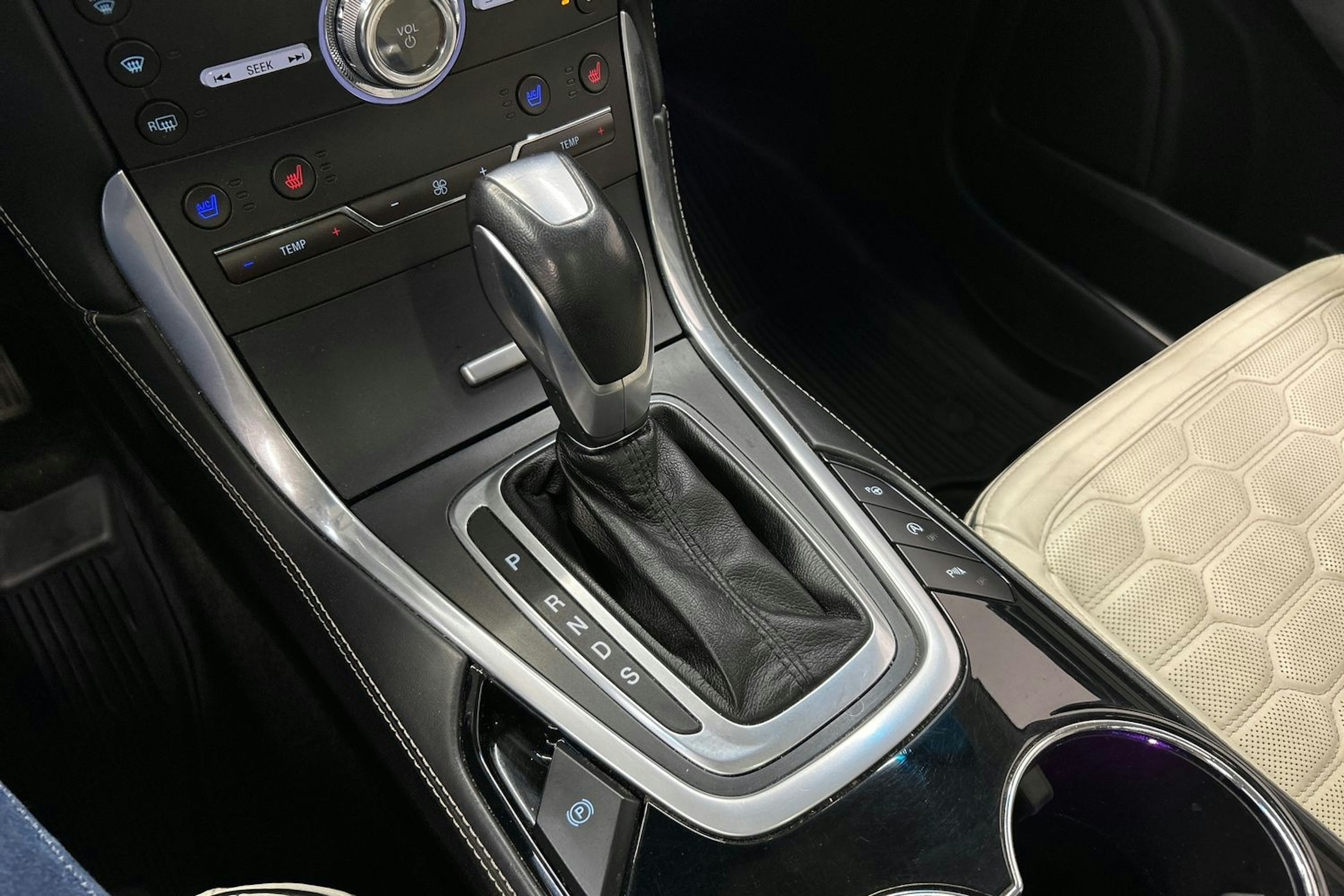 valkoinen Ford Edge 2017 kuva 26.