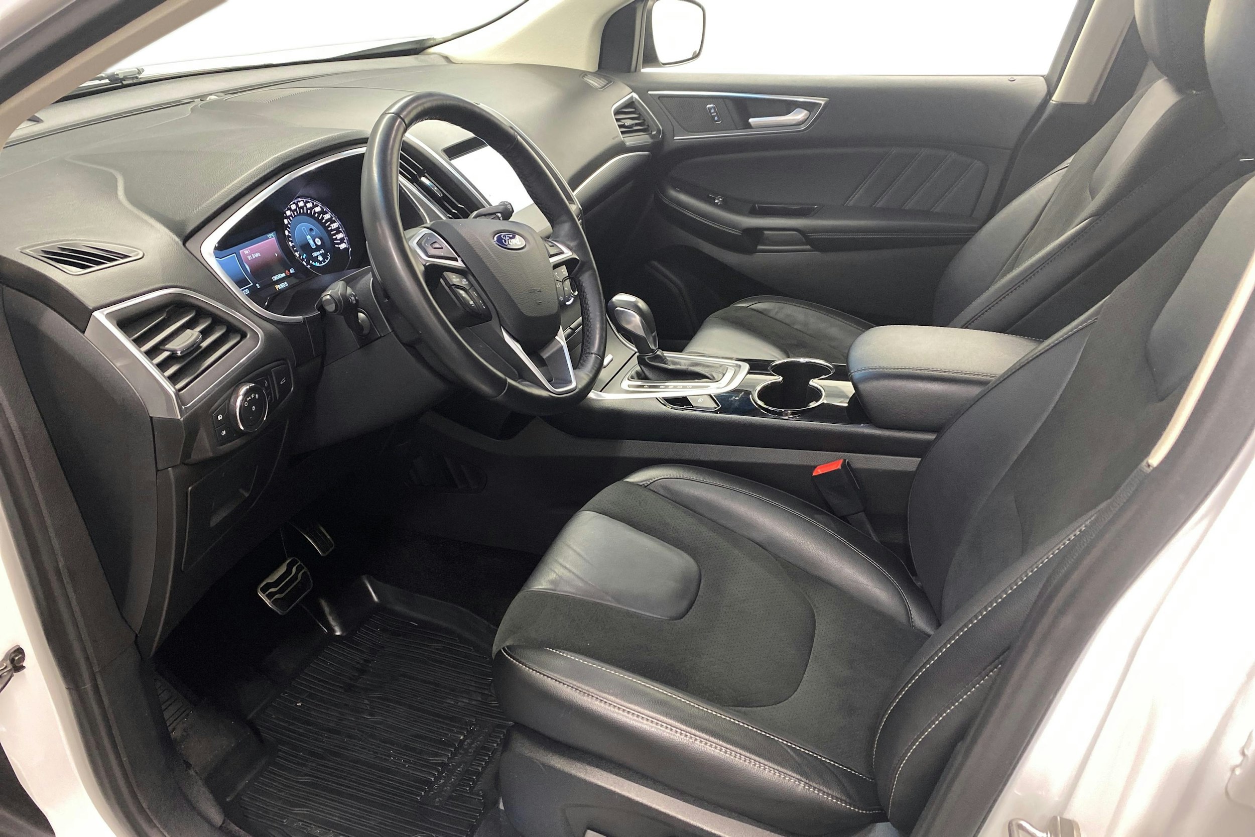 valkoinen Ford Edge 2017 kuva 7.