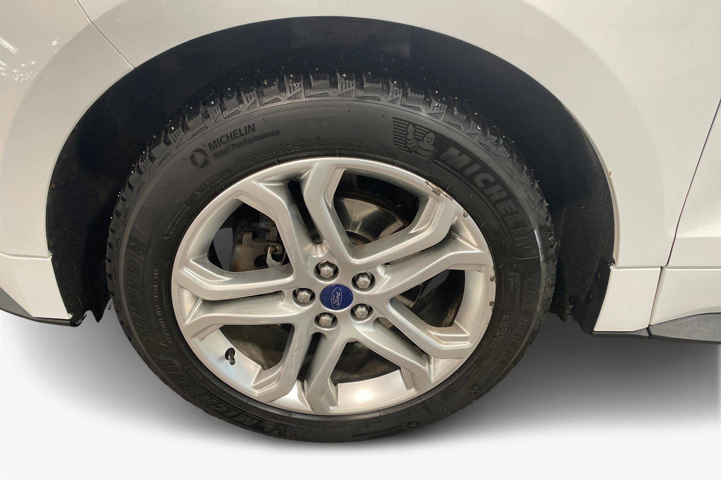 valkoinen Ford Edge 2017 kuva 11.