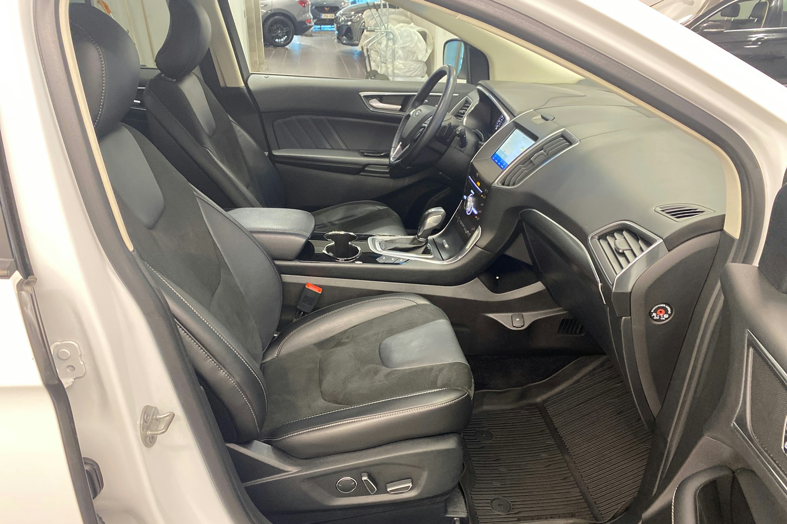 valkoinen Ford Edge 2017 kuva 17.