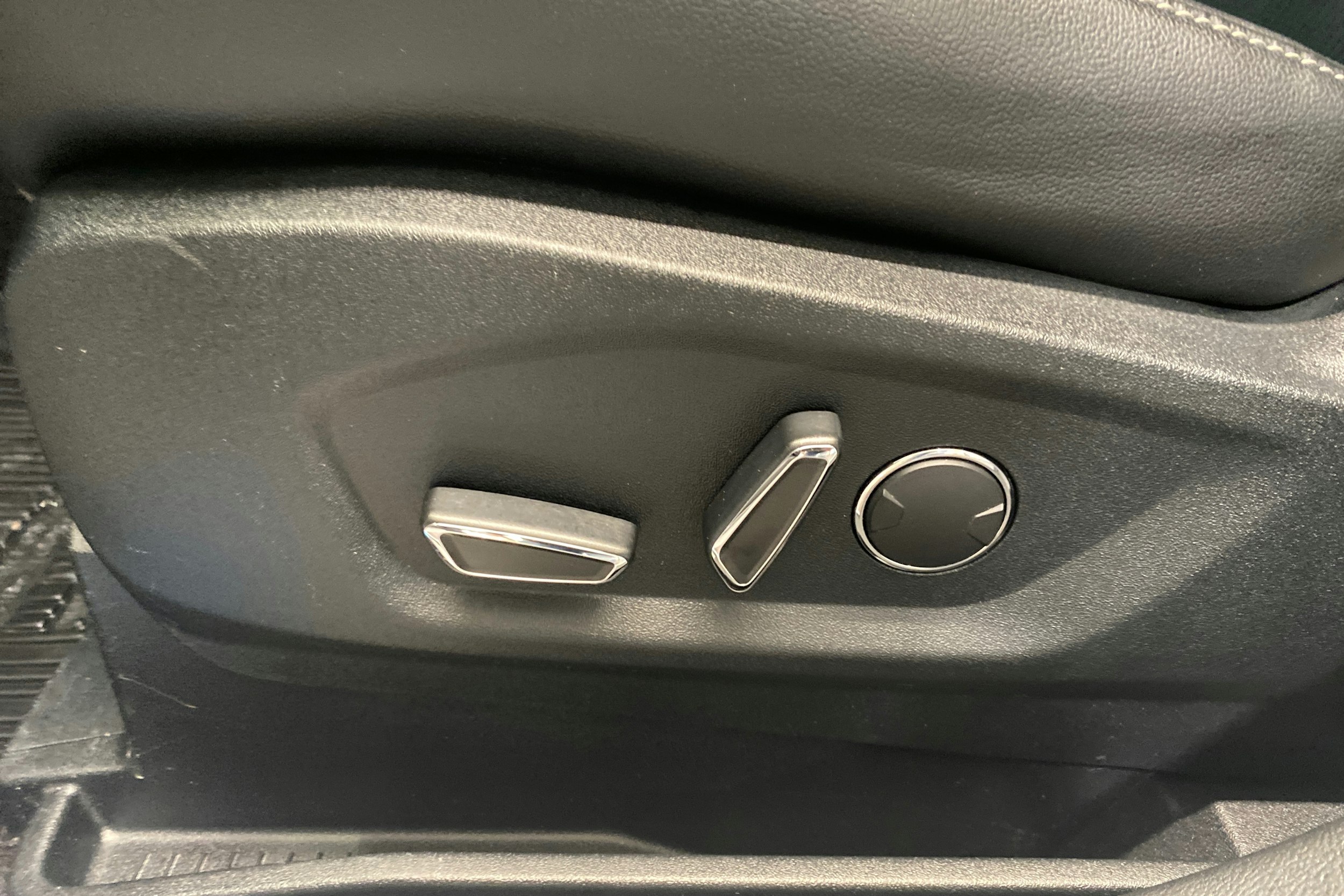 valkoinen Ford Edge 2017 kuva 19.