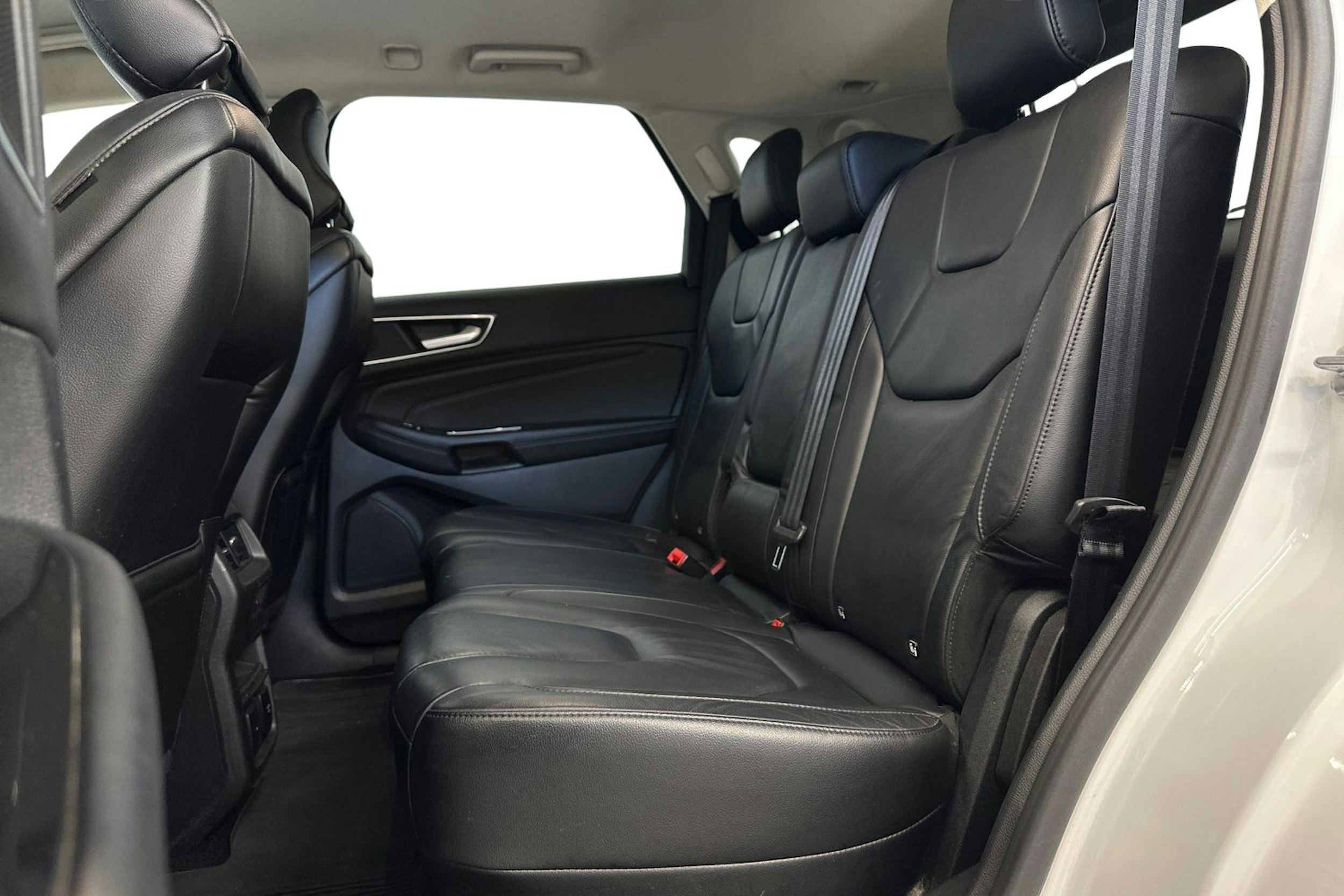 valkoinen Ford Edge 2017 kuva 10.
