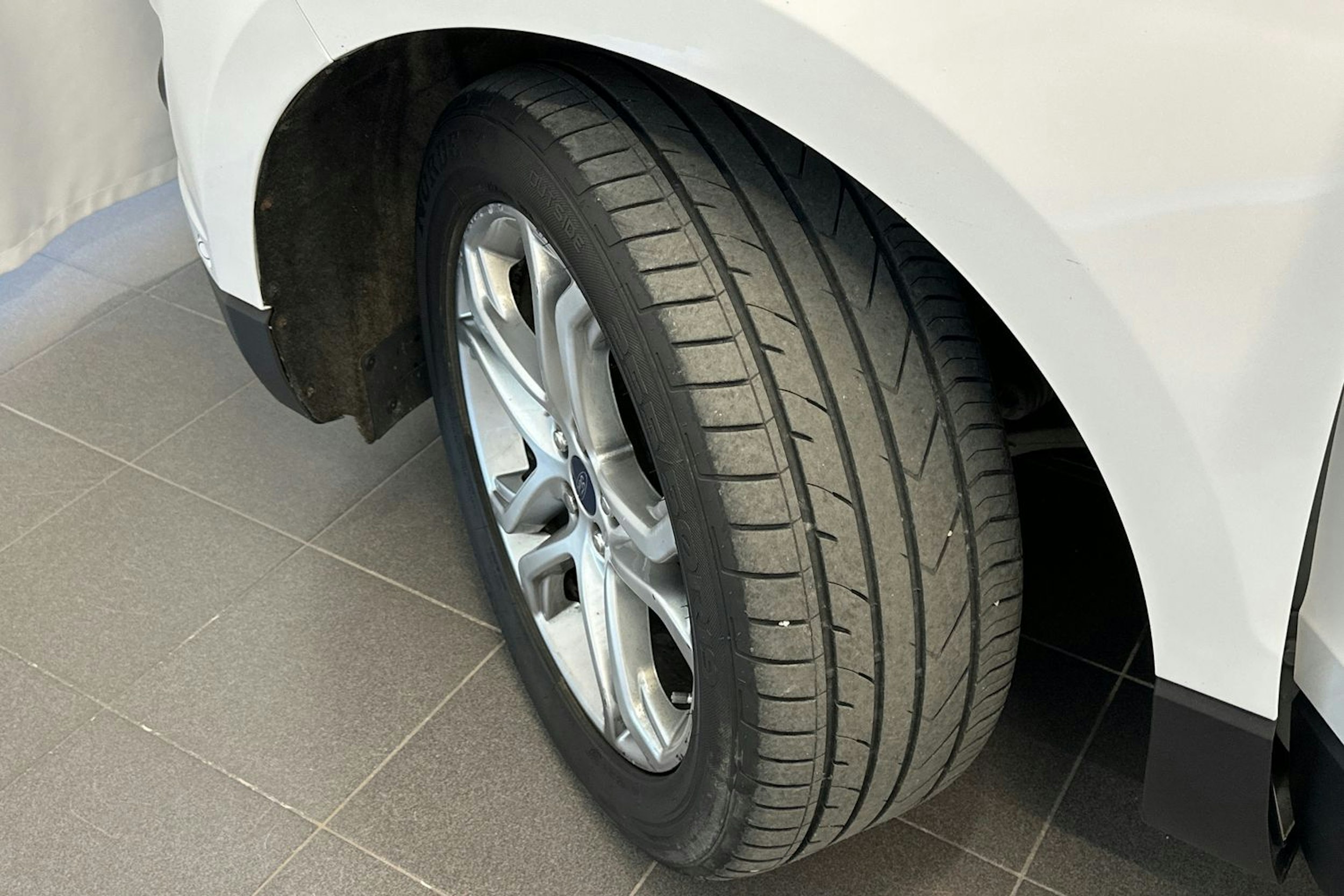 valkoinen Ford Edge 2017 kuva 13.
