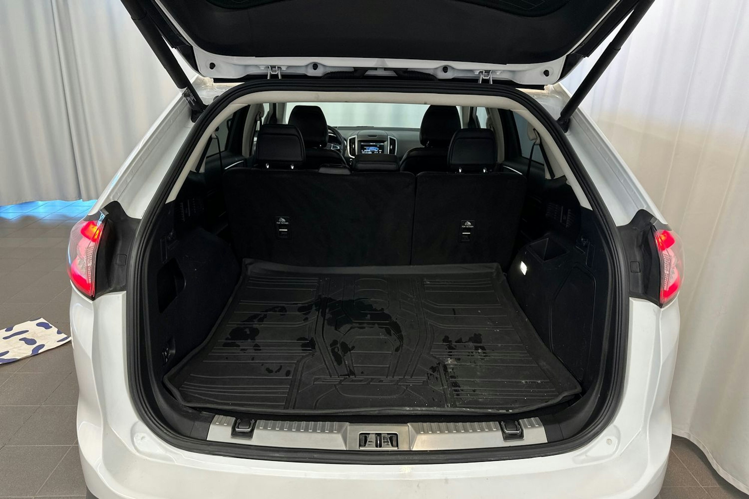 valkoinen Ford Edge 2017 kuva 15.