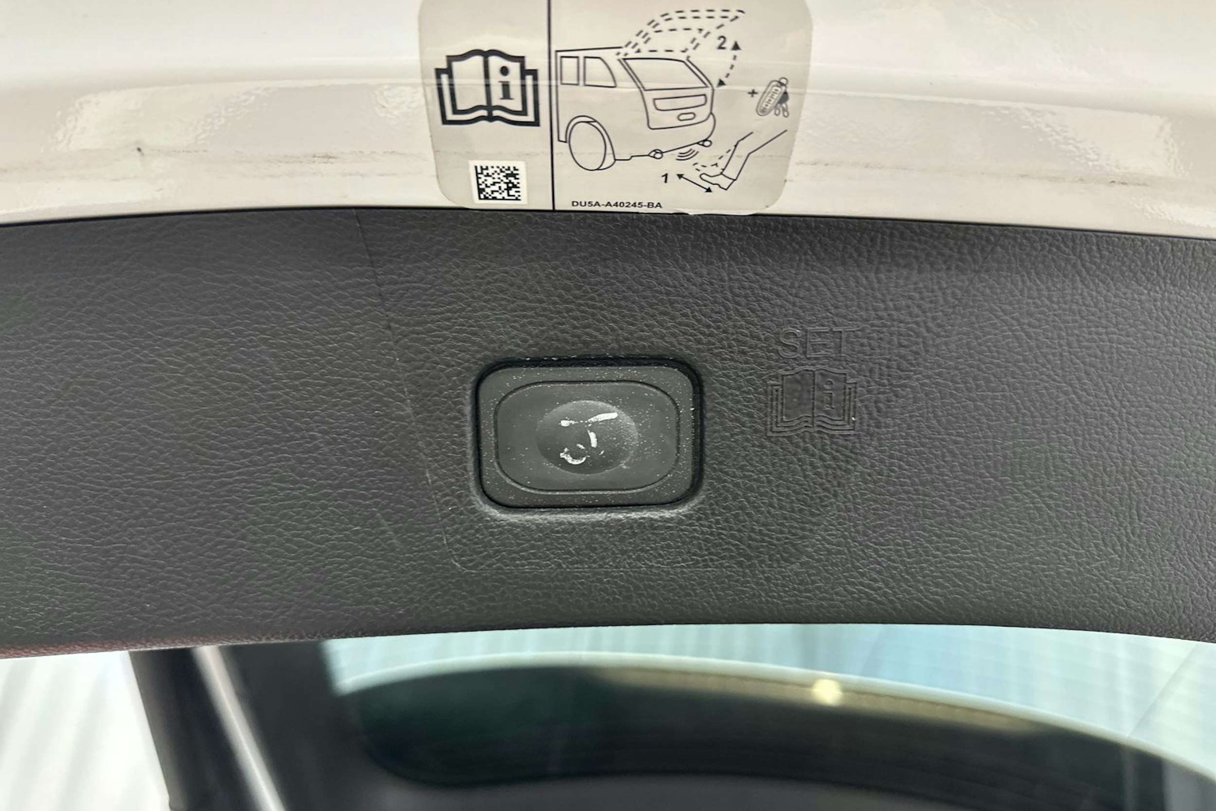 valkoinen Ford Edge 2017 kuva 16.