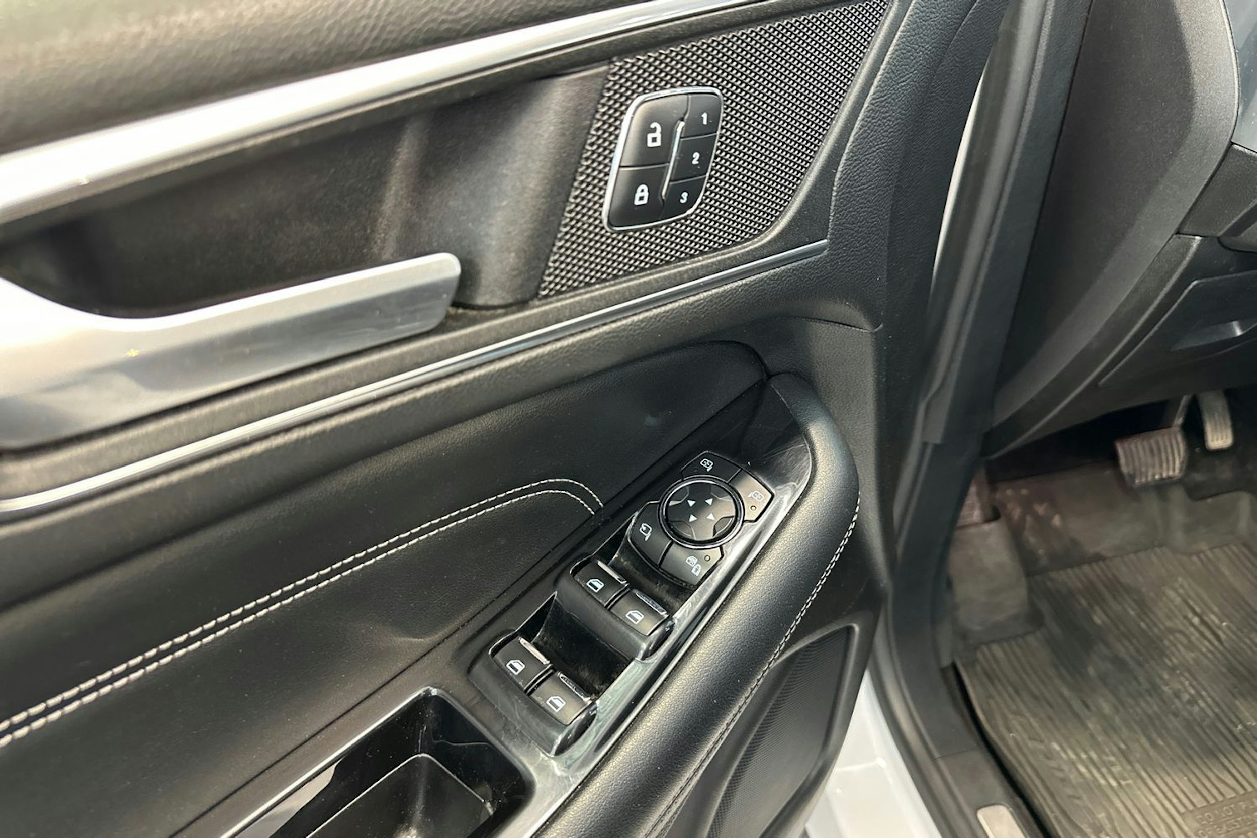 valkoinen Ford Edge 2017 kuva 17.