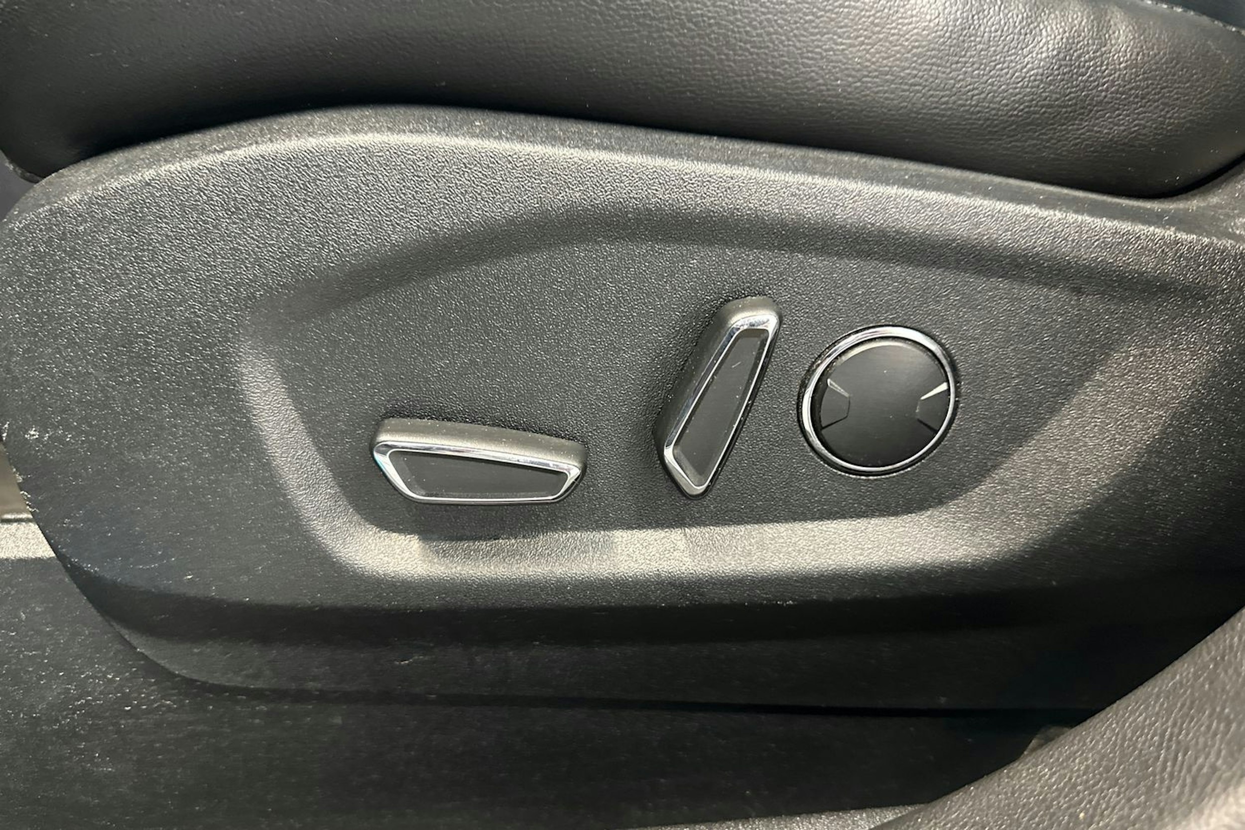 valkoinen Ford Edge 2017 kuva 18.