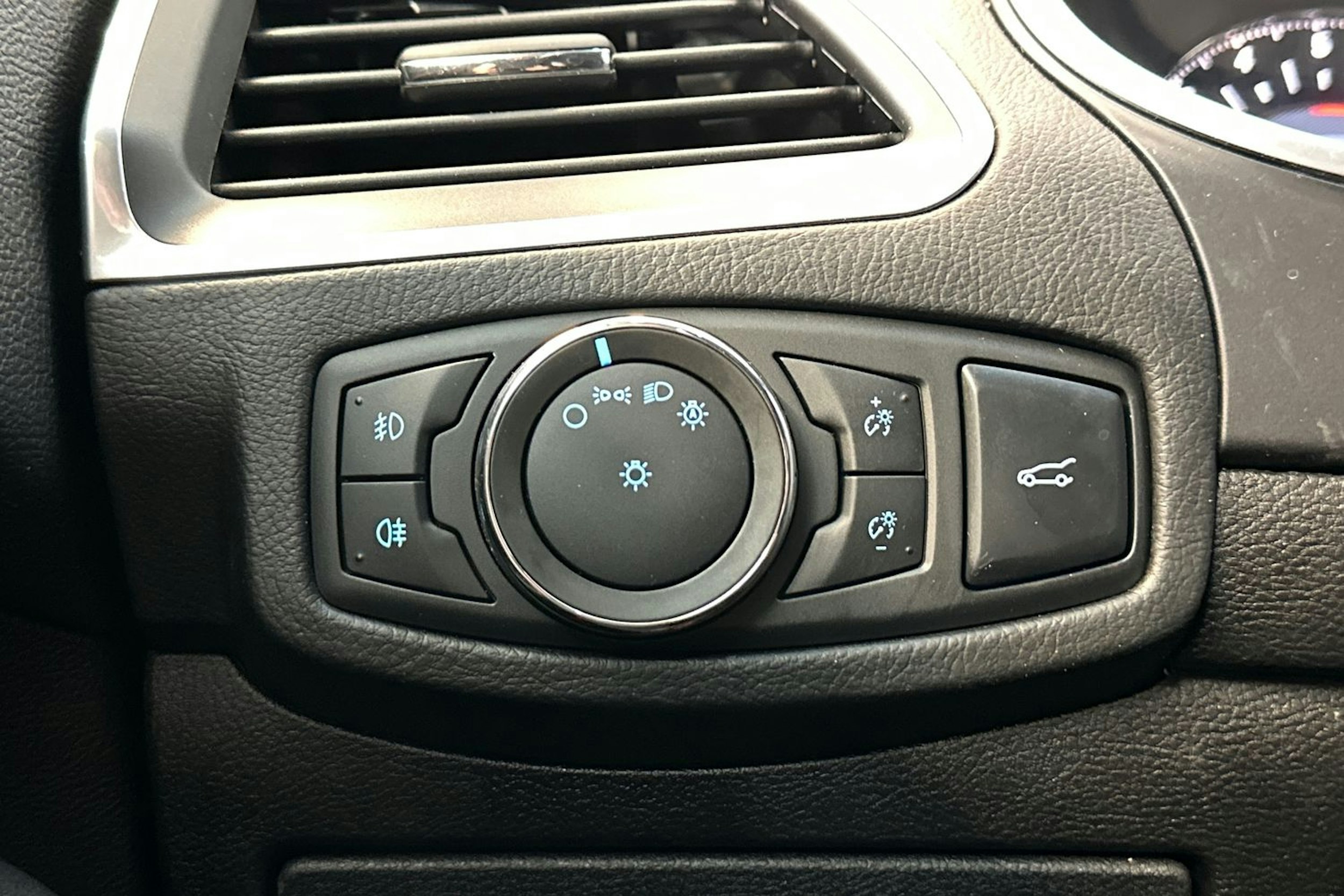 valkoinen Ford Edge 2017 kuva 19.