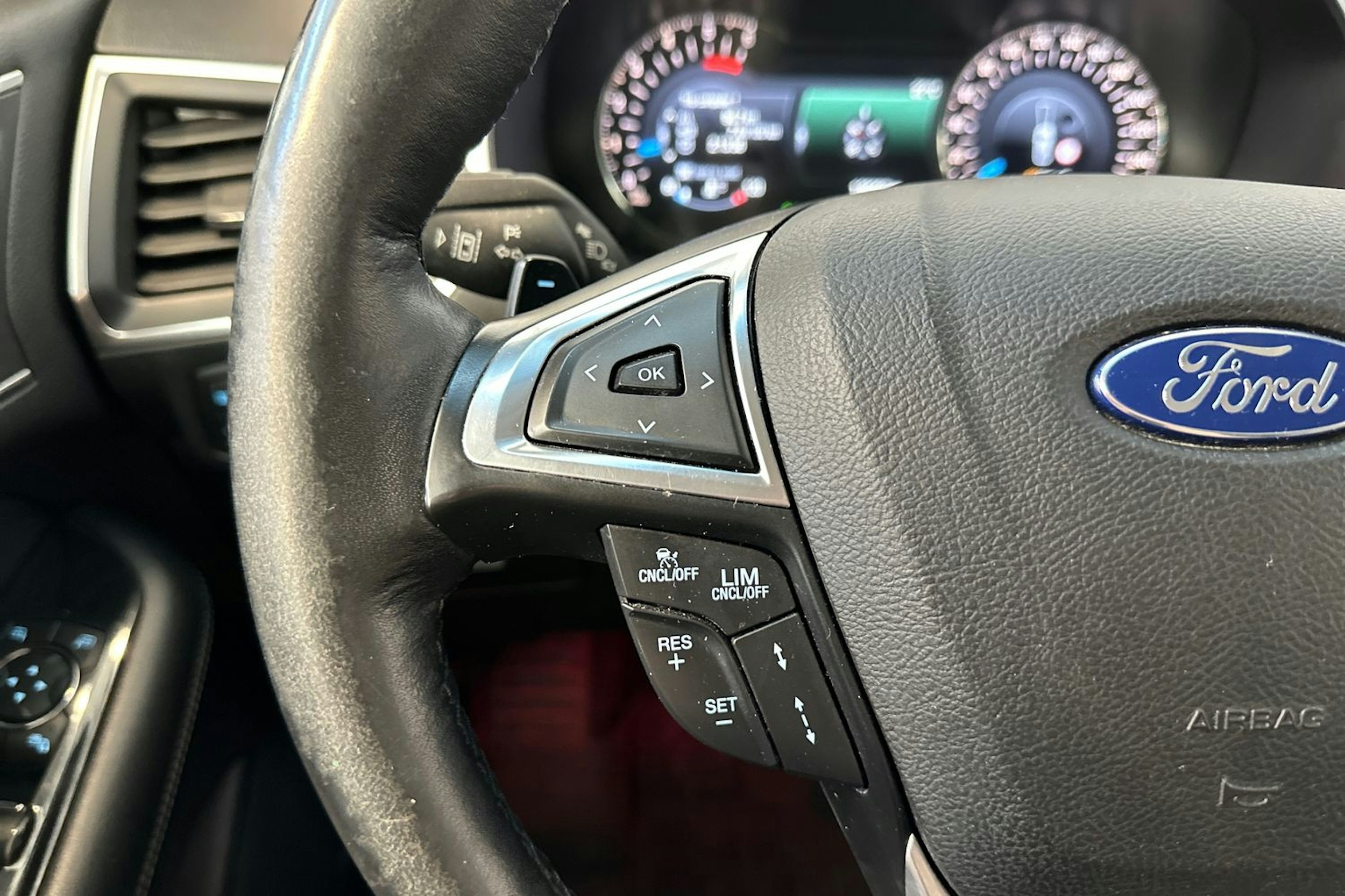 valkoinen Ford Edge 2017 kuva 20.