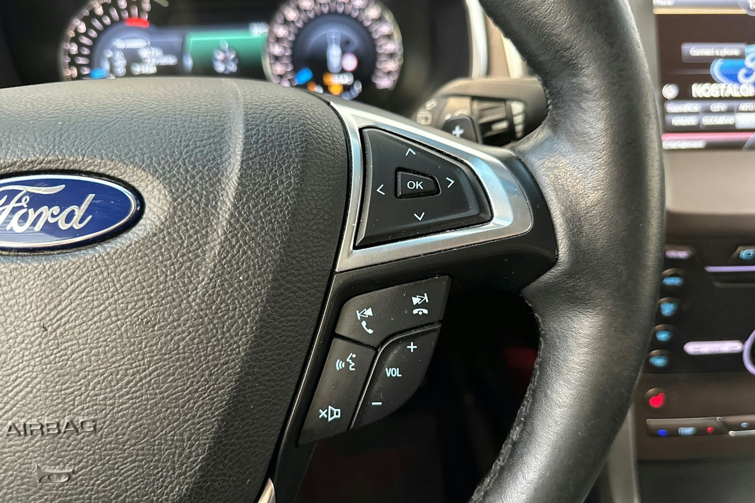 valkoinen Ford Edge 2017 kuva 21.