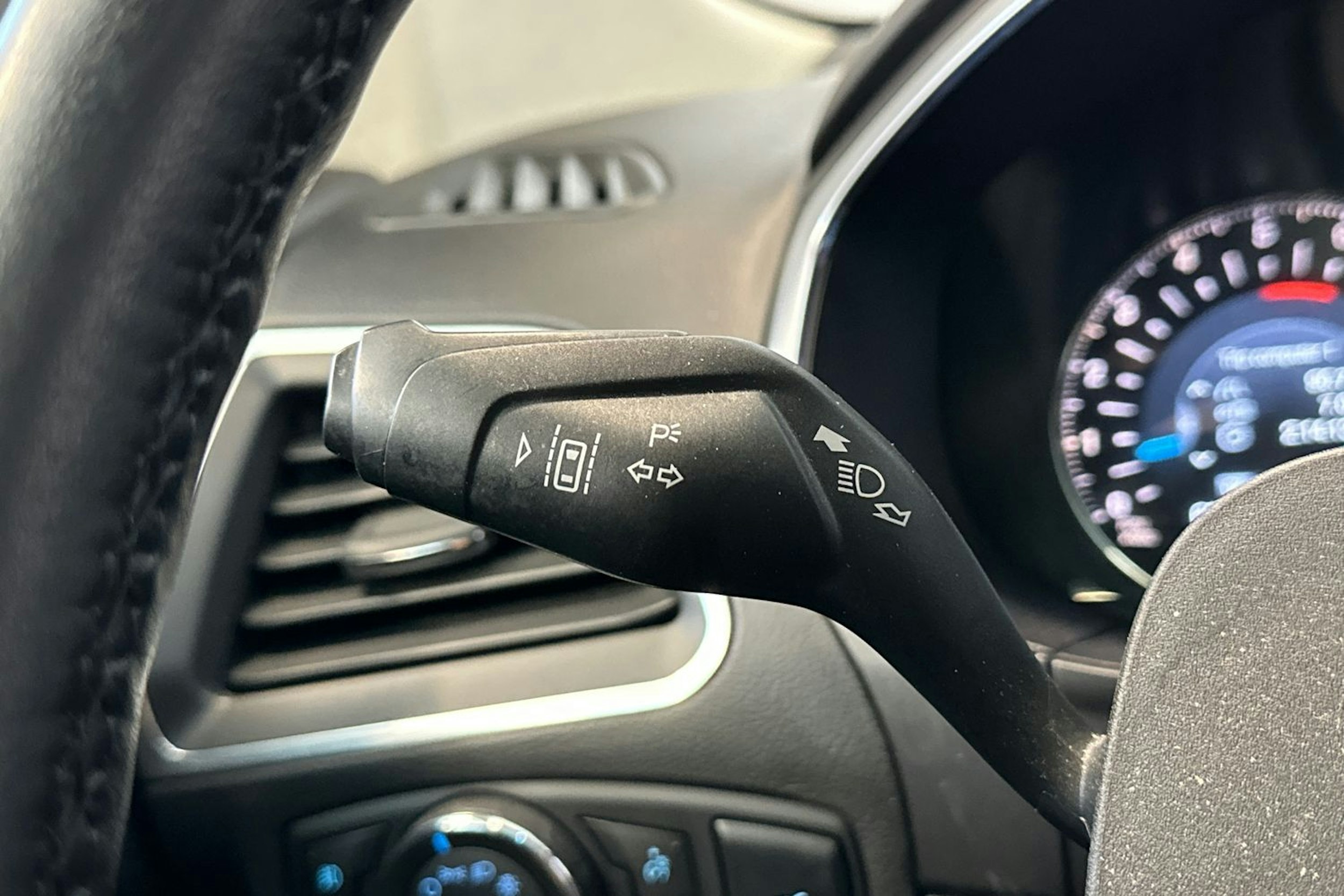 valkoinen Ford Edge 2017 kuva 22.