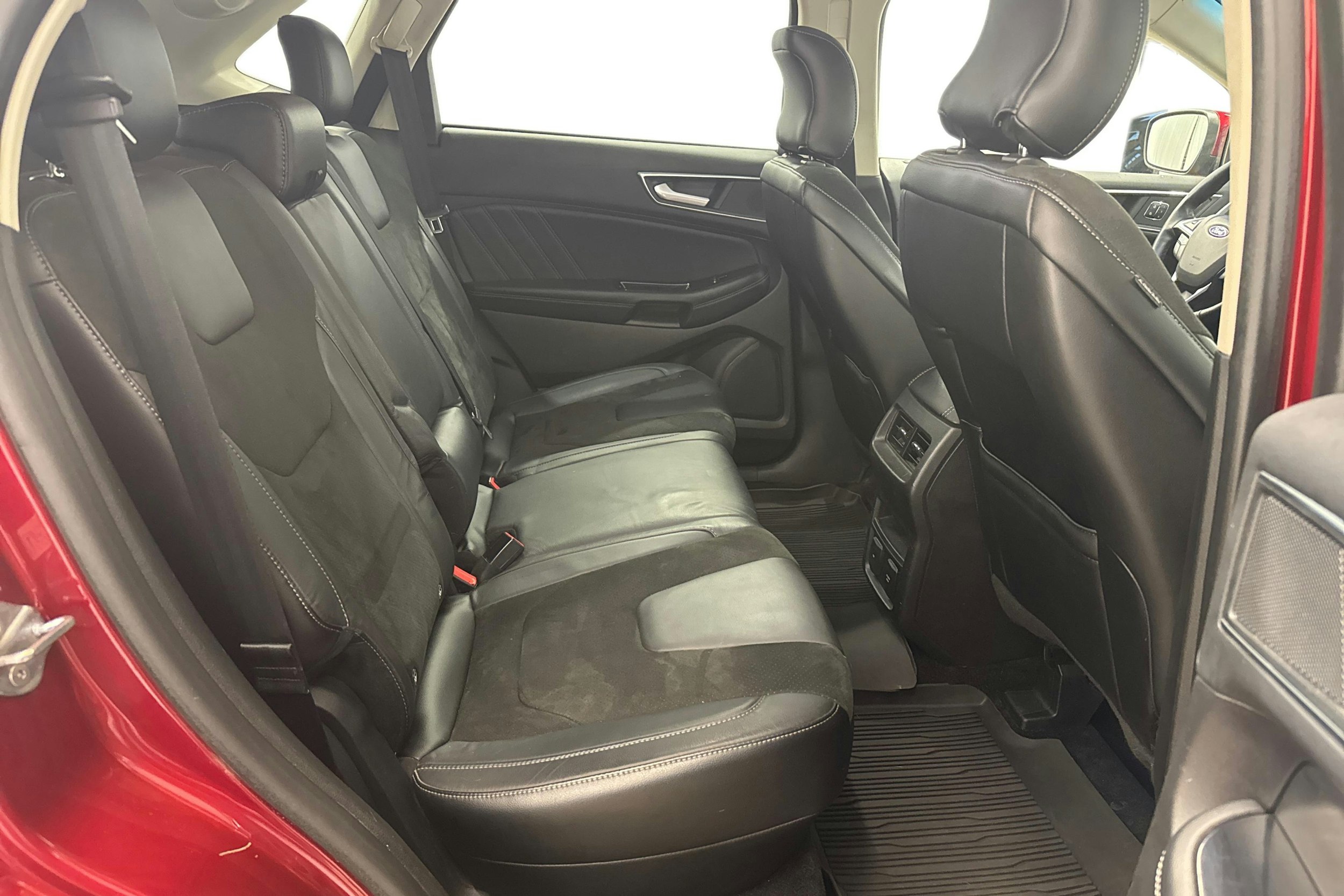 punainen Ford Edge 2018 kuva 11.